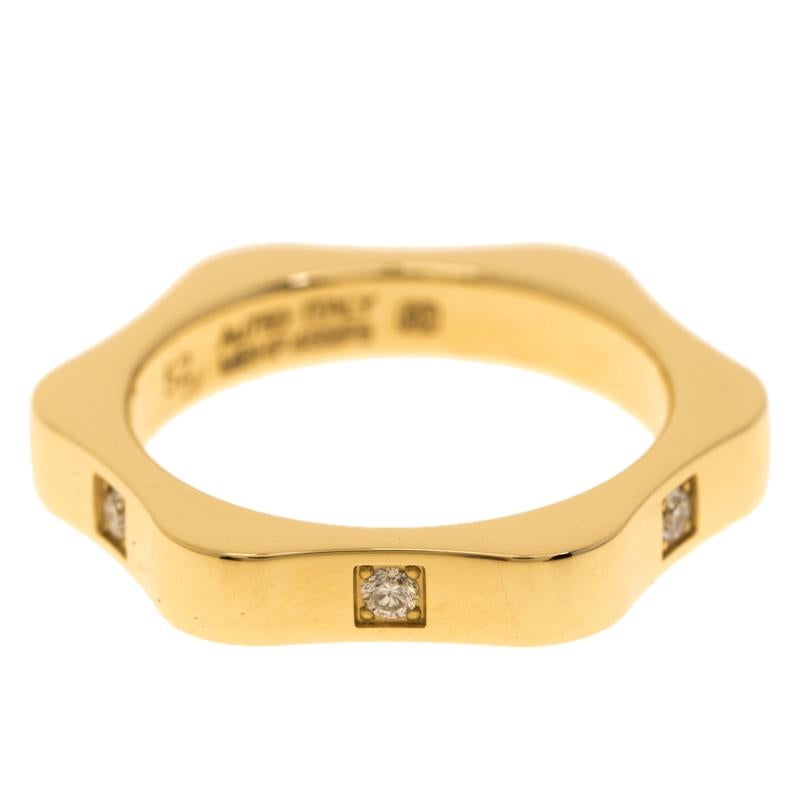 Este precioso anillo de Montblanc ha sido creado por los expertos artesanos de la marca con tal precisión que cada línea y curva se suavizan a la perfección. El anillo está esculpido en oro amarillo de 18 quilates con la forma del emblema de la