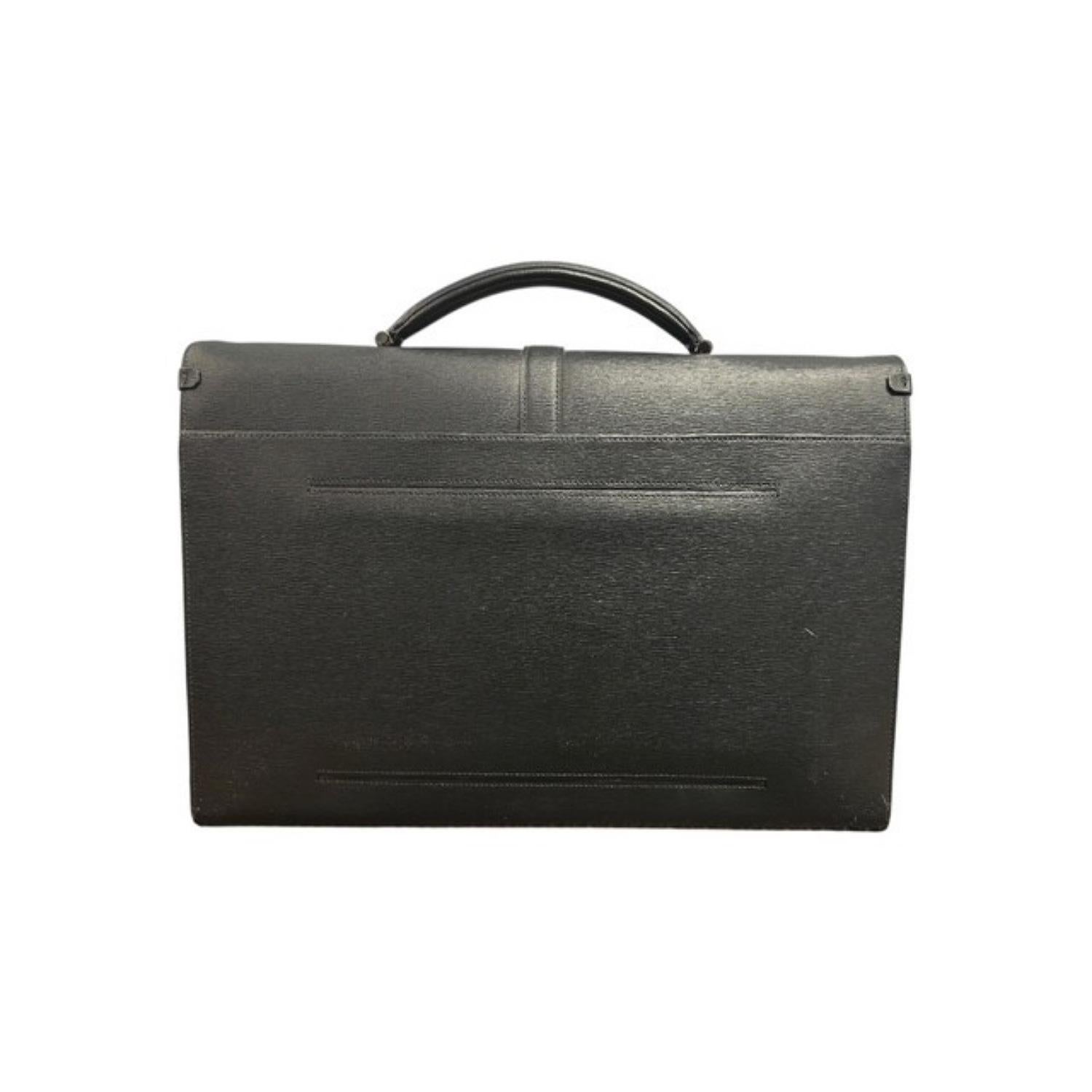 A spacious interior that can accommodate a laptop or tablet brings sleek modern function to this sophisticated briefcase from Montblanc. In rich Italian leather for timeless elegance, the briefcase features impeccable organization as well as a