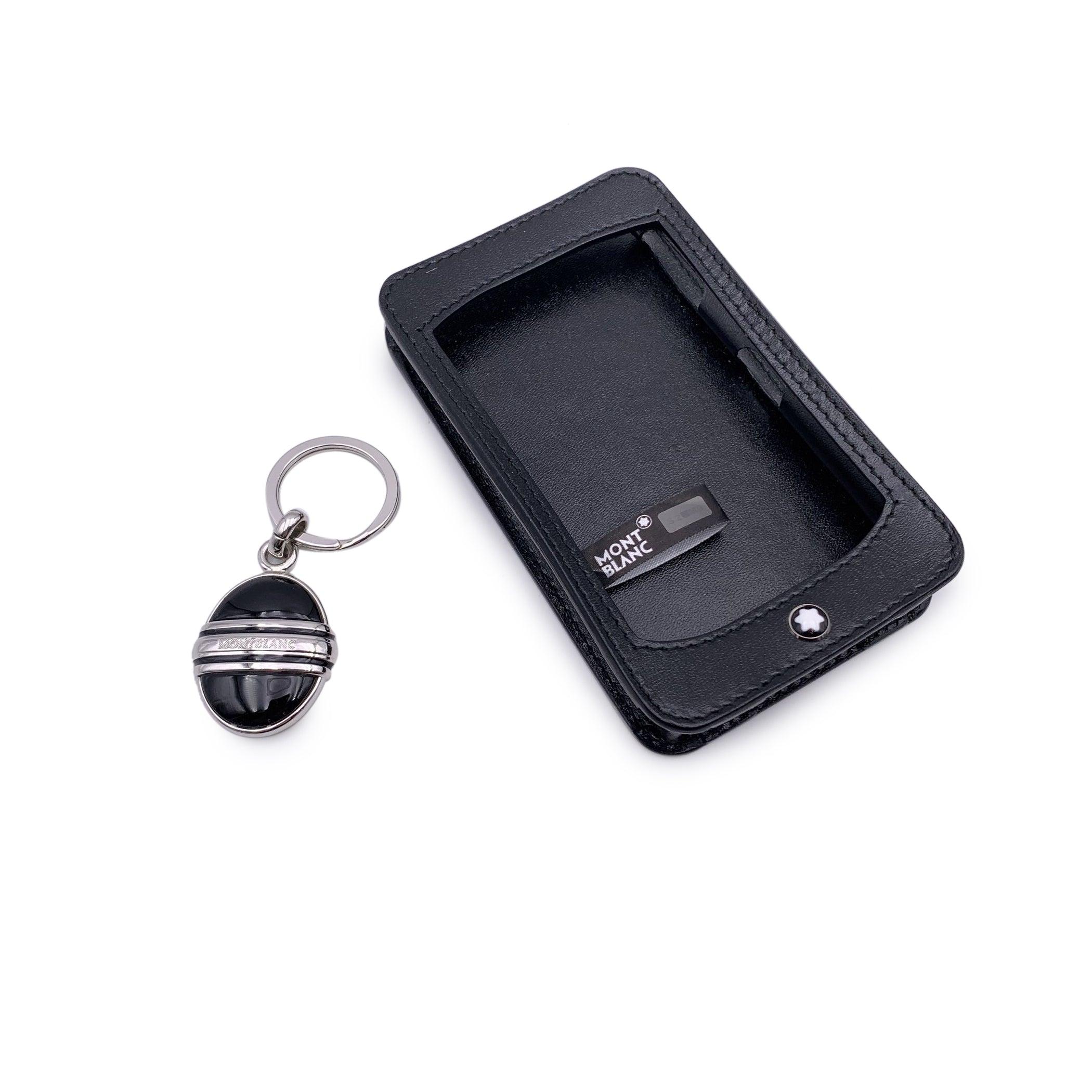 Set portachiavi e custodia in pelle in PVD nero Montblanc - Un dettaglio da gentiluomo C'è una tranquilla raffinatezza negli oggetti che portiamo con noi ogni giorno, soprattutto quando sono realizzati con la precisione senza tempo di Montblanc.
