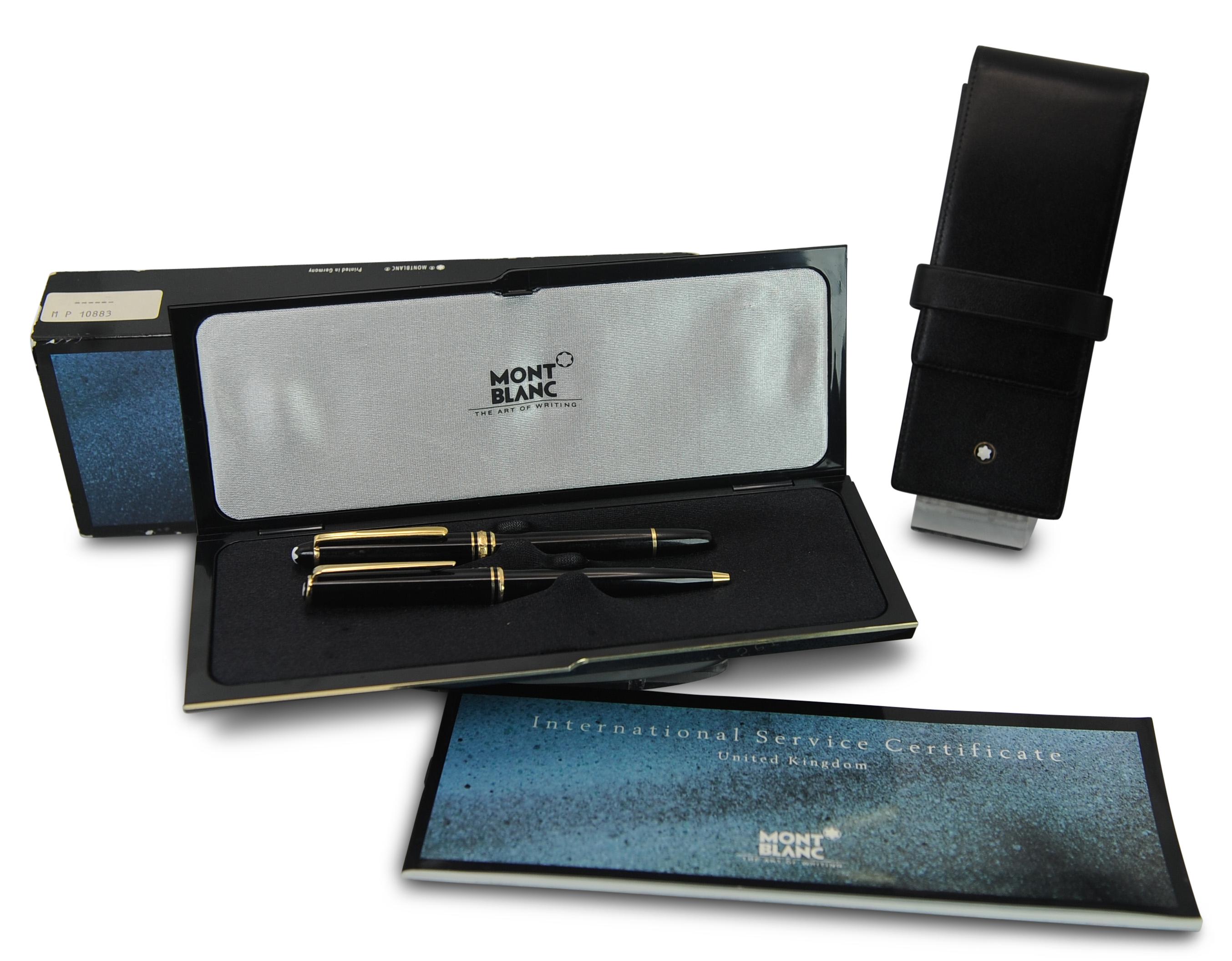Montblanc Penna a sfera e stilografica in resina nera 4810 Set con pennini in oro 14ct e scatola di presentazione e documenti anni '80

Realizzato e contrassegnato come W. Germany su entrambe le penne. 

Con libretto di garanzia internazionale