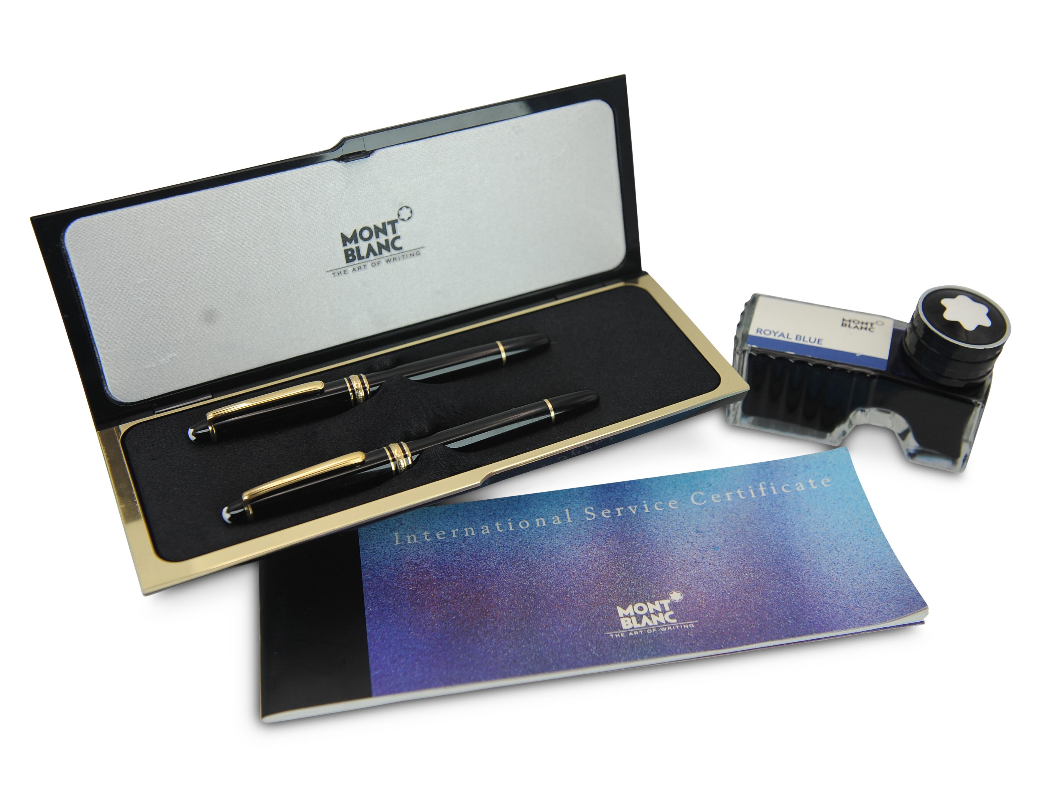 Montblanc Schwarz Harz Rollerball und Füllfederhalter Set mit 14ct Gold Federn & Präsentation Box & Papiere, Leder Montblanc Pen Holder 1980er Jahre

Hergestellt und gekennzeichnet als W. Germany auf beiden Stiften. 

Mit internationalem