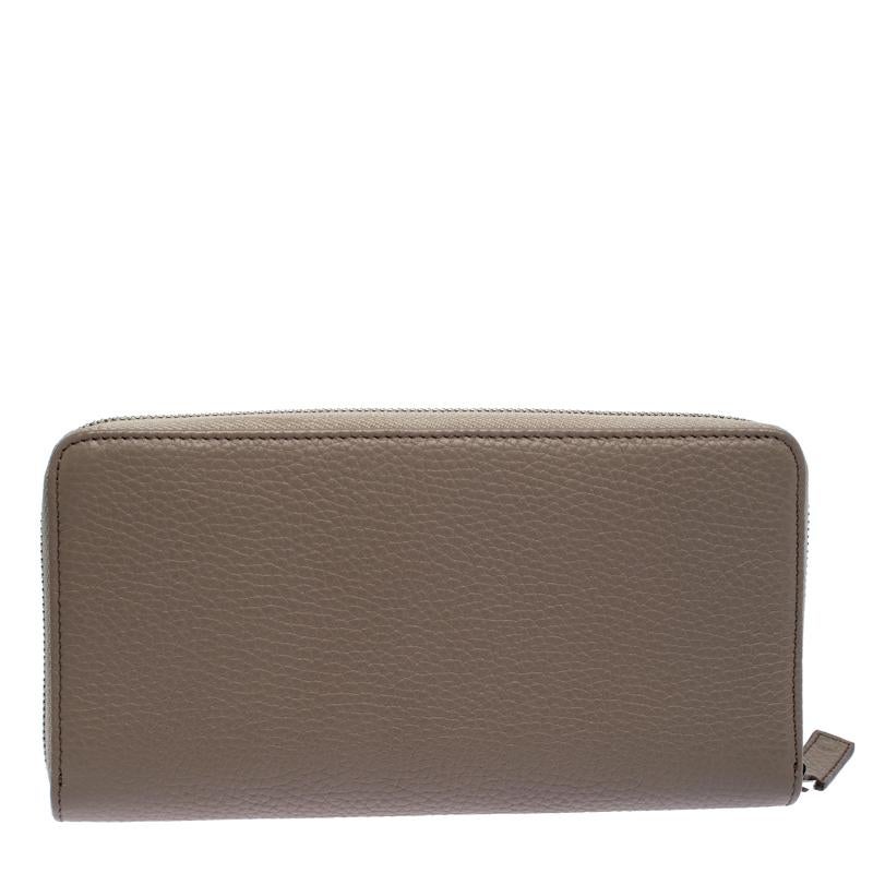 Designed to assist you, this Montblanc wallet comes crafted from beige leather and styled with a three-way zipper and the signature logo on the exterior. Its interior has multiple slots for your cash and cards.

Includes: Original Box, Original