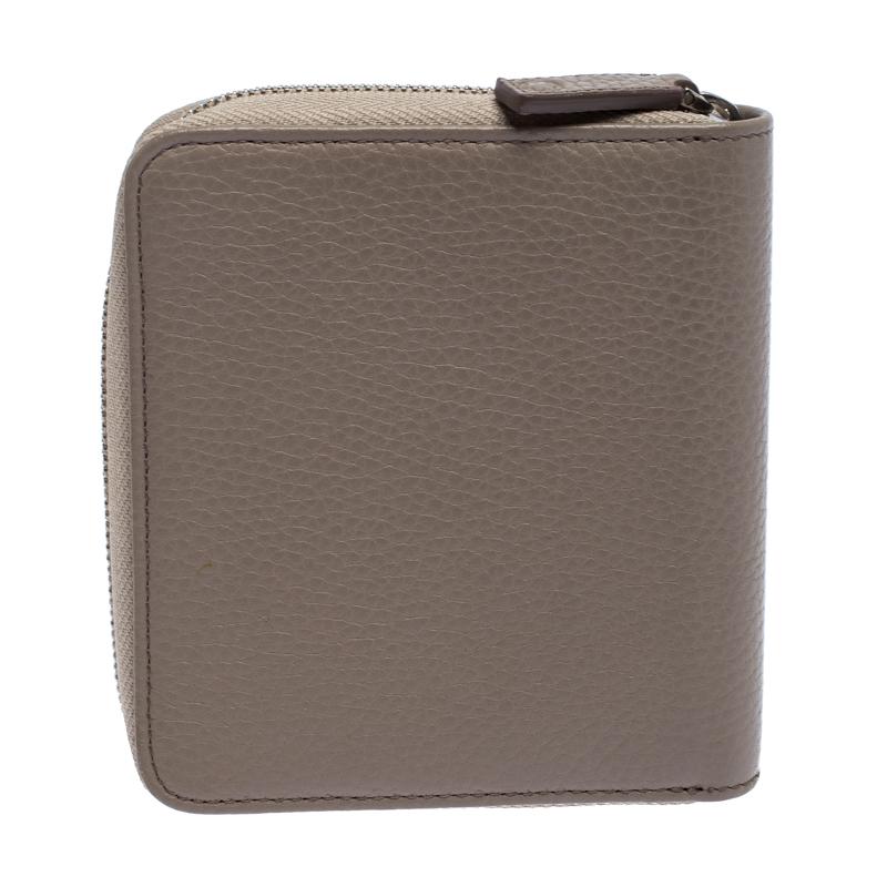 The durable leather design of this wallet makes for the best accessory. Suave and stylish, this wallet from Montblanc effortlessly fits in your essentials. Featuring a beige shade, this superb piece is an ideal purchase.

Includes: Original Box,