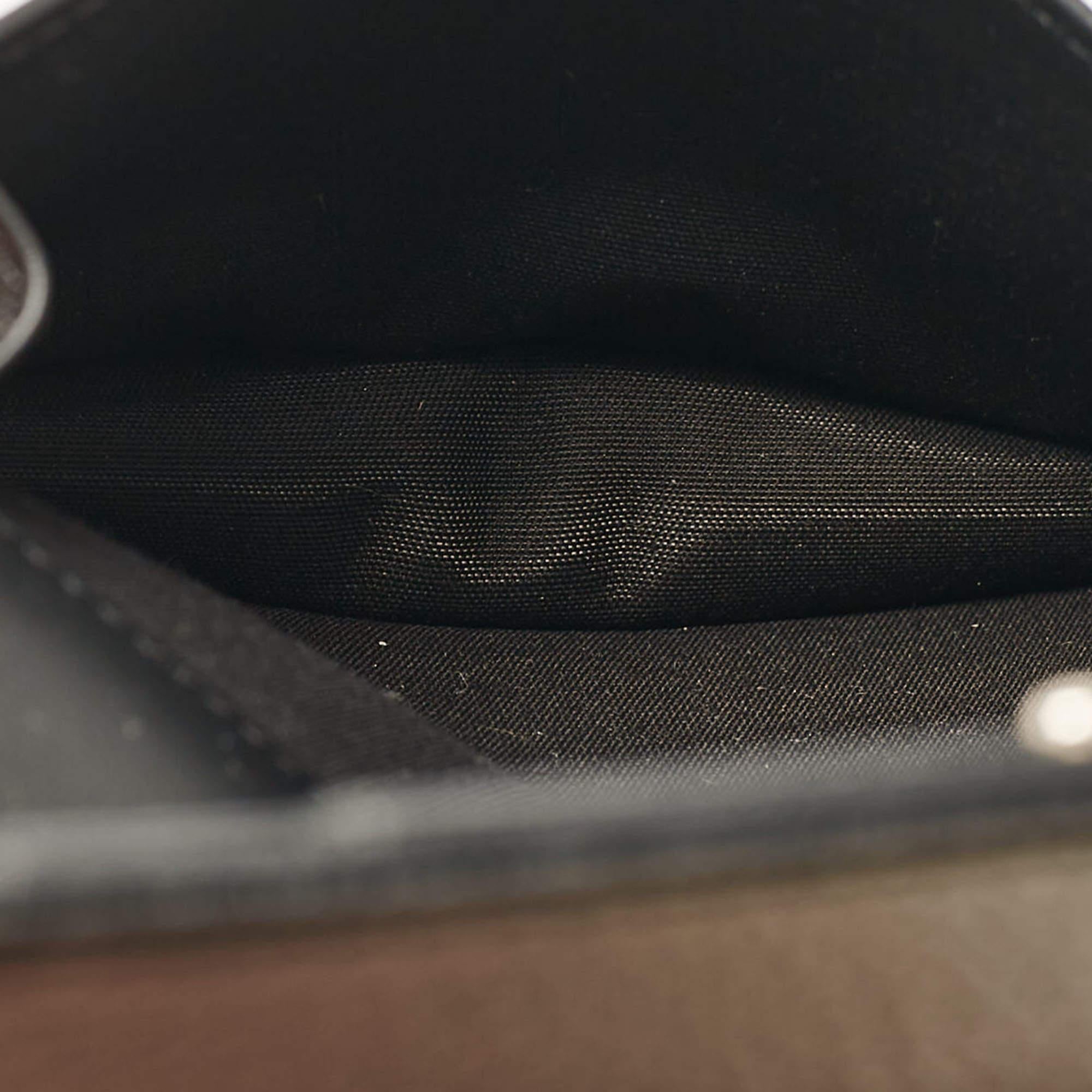 Dieser stilvolle und funktionelle Kartenhalter ist ein Muss für Ihre Sammlung. Es ist ausgestattet mit mehreren  gut gefütterte Fächer für Ihre Karten.