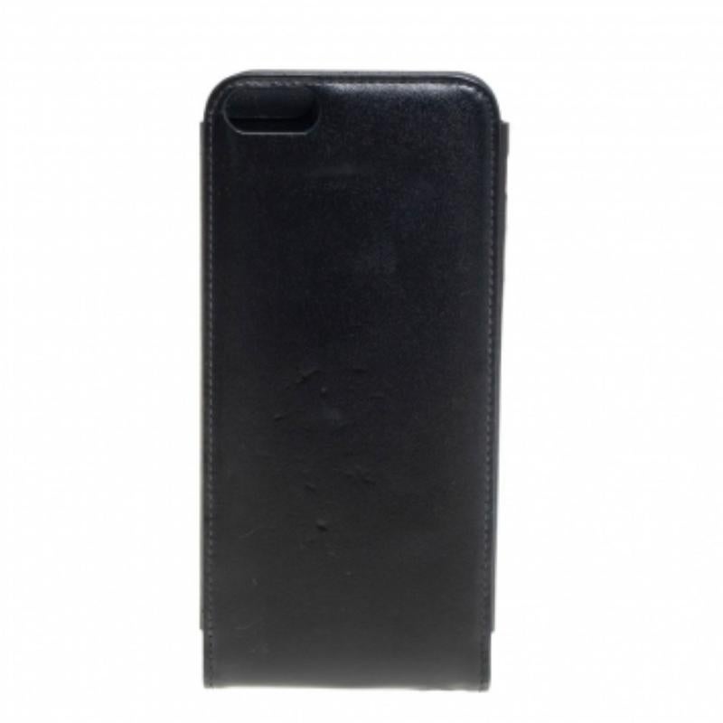 Cette splendide housse pour iPhone 5s de Montblanc est non seulement visuellement attrayante, mais aussi très fonctionnelle et durable. Confectionné en cuir noir, il est orné de l'emblème étoilé sur le devant. Le rabat avant s'ouvre sur un intérieur