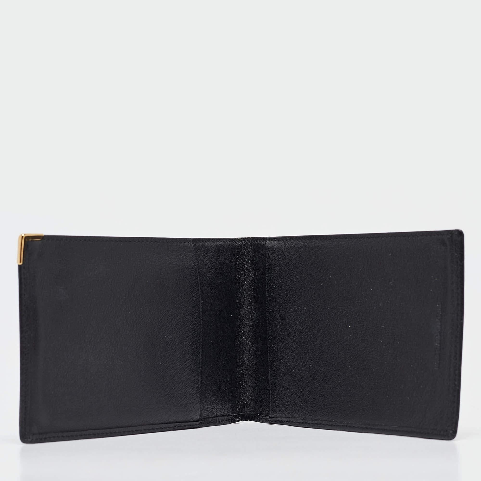 This classy Montblanc wallet brings along a touch of luxury and immense style. It comes perfectly crafted to neatly carry your cards and cash.