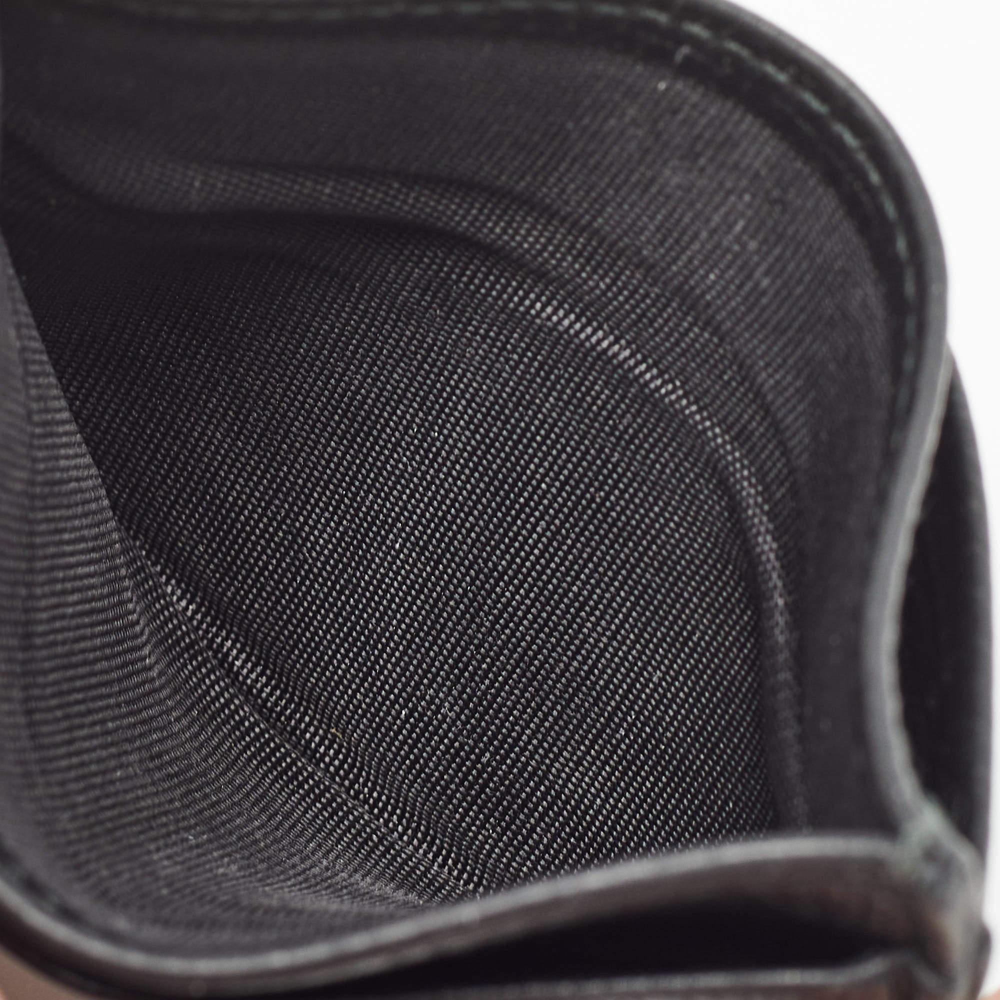 Montblancs cardholder is a wonderful accessory to add to your everyday style essentials. It is crafted with care and finished with the brand logo.