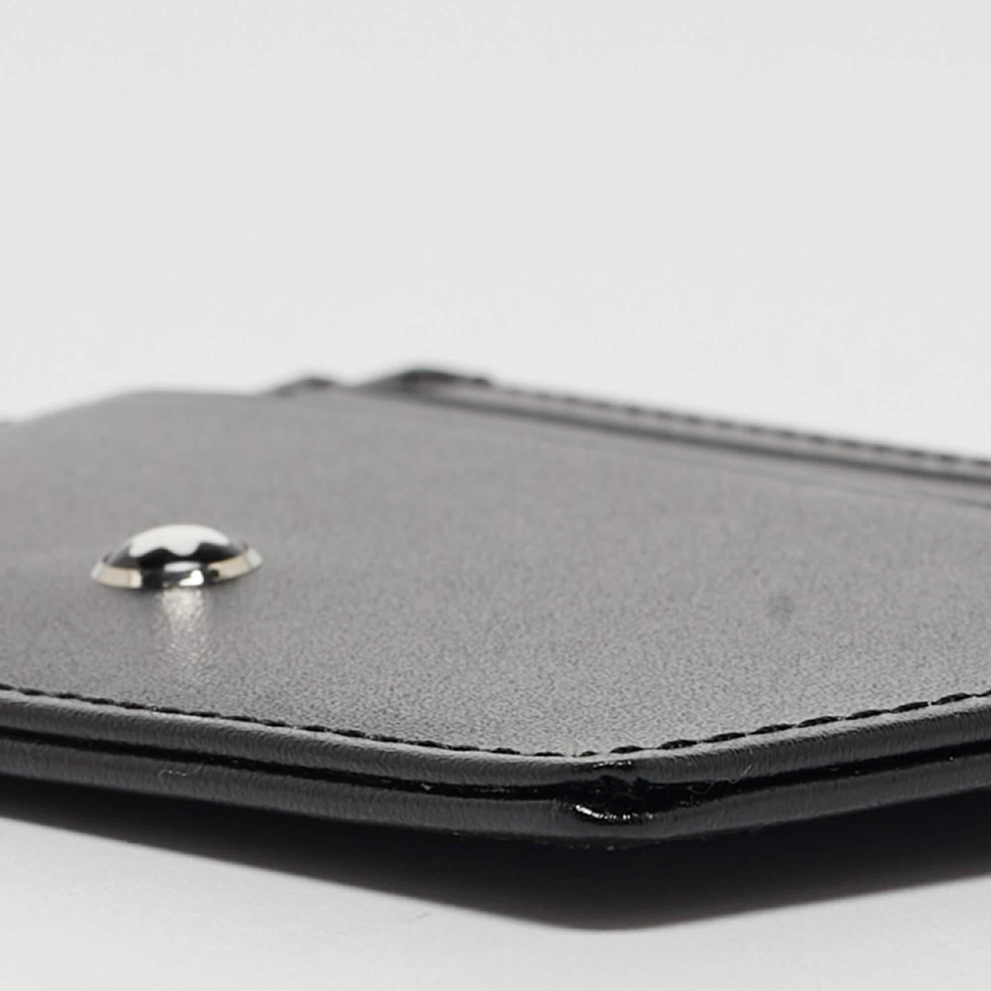 The Montblanc Meisterstück Pocket Holder 6CC epitomizes sophistication and functionality. Crafted from premium black leather, it boasts a sleek design with space to elegantly hold credit cards. Its timeless elegance and superior craftsmanship make