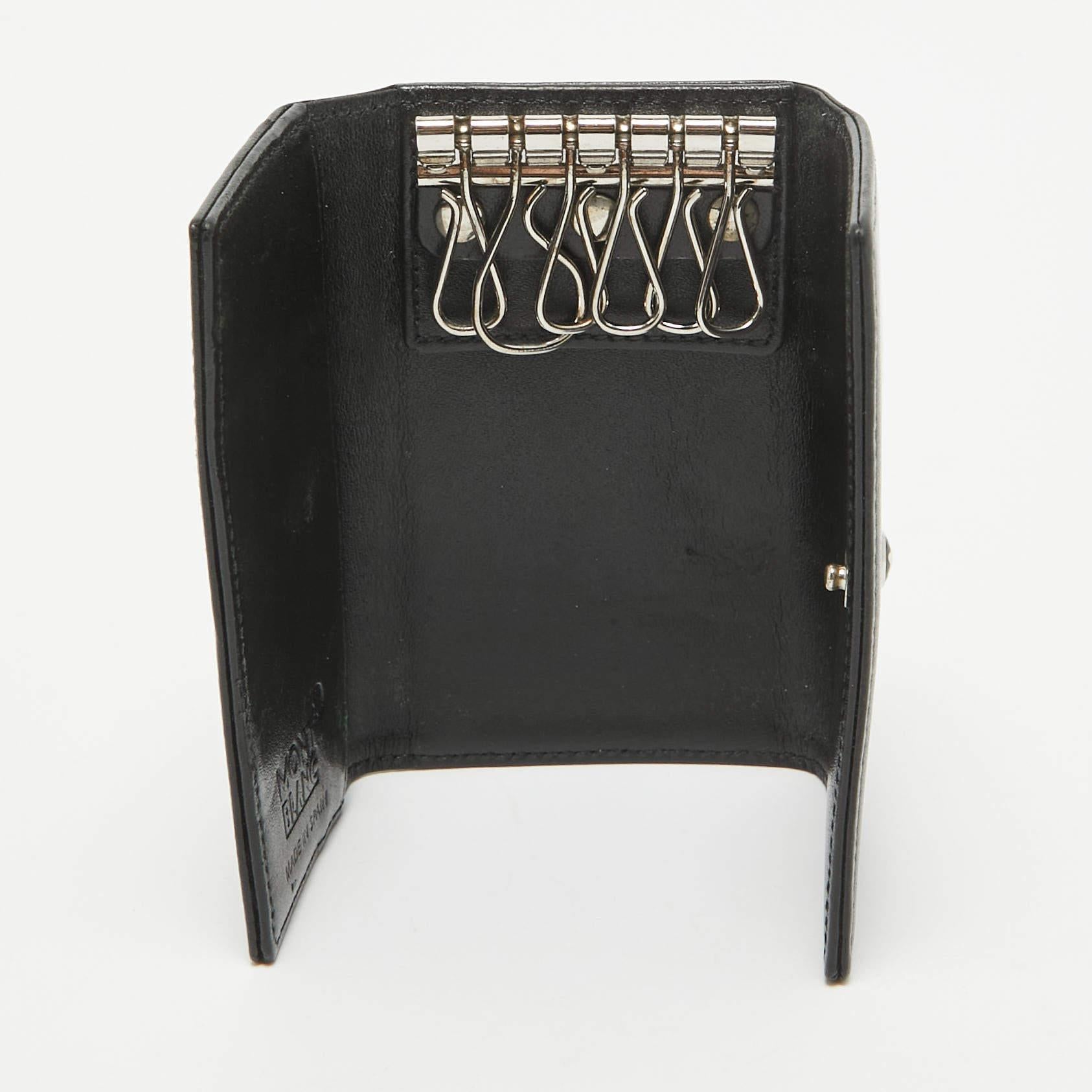 The Montblanc Meisterstück 6 Key Case crafted from smooth black leather offers a sleek and practical way to organize your keys. Designed with six metal key hooks and an additional slip pocket this refined accessory is the epitome of modern