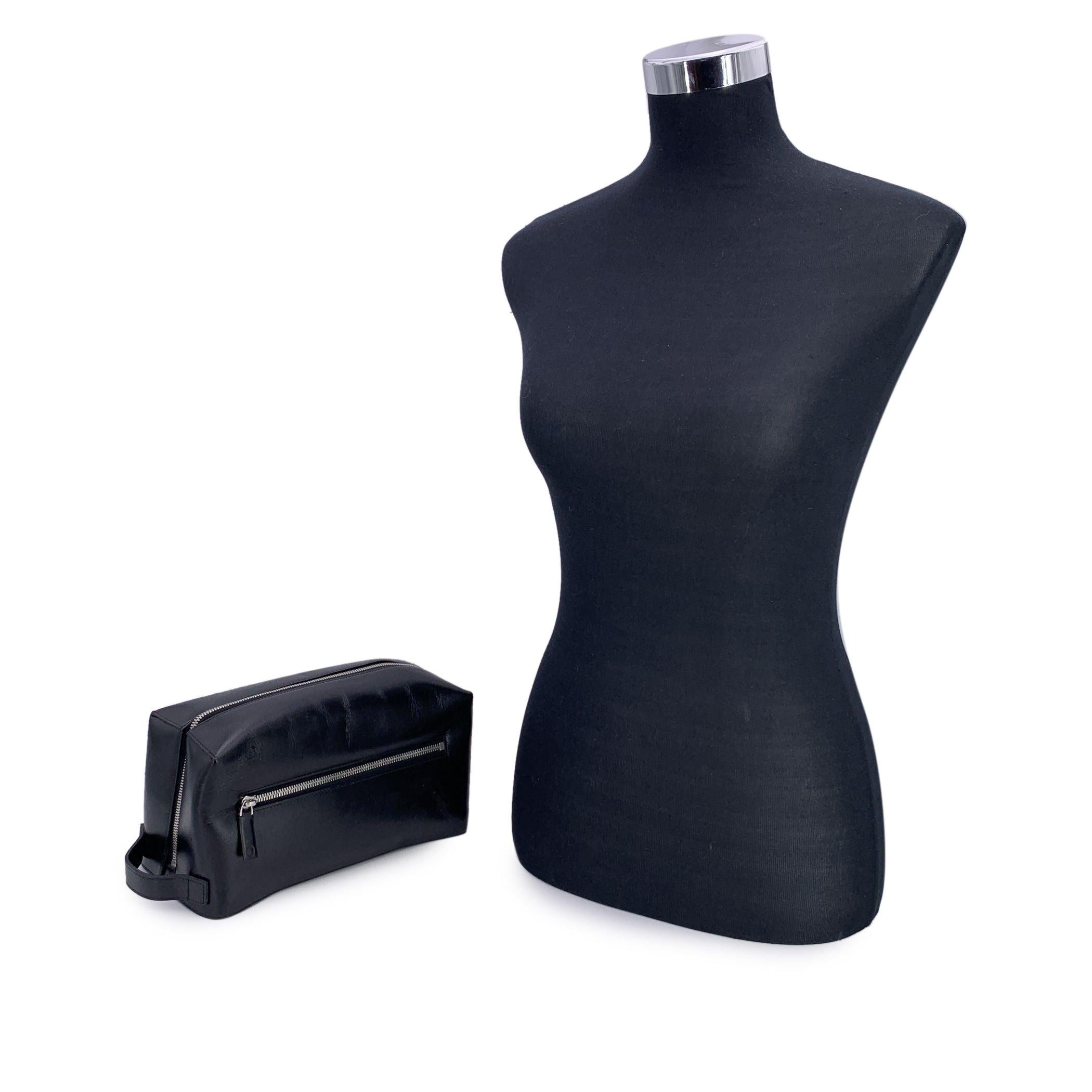 Eleva tus básicos de viaje con el neceser de piel negro Montblanc Meisterstuck. Este neceser de tamaño medio está diseñado para ofrecer estilo y durabilidad, por lo que es un compañero ideal para cualquier viaje, ya sea de negocios o de placer.