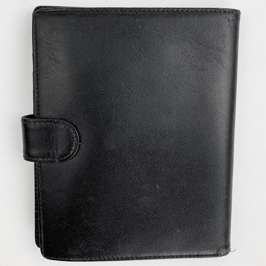 Timeless Montblanc wallet, very practical with its 4 cards slots,its 2 flat pockets and a bigger one for notes and the coin purse. Slights signs of wear, the leather is gently soften but in good condition. Size (10.5 x 12 cm), very practical wise