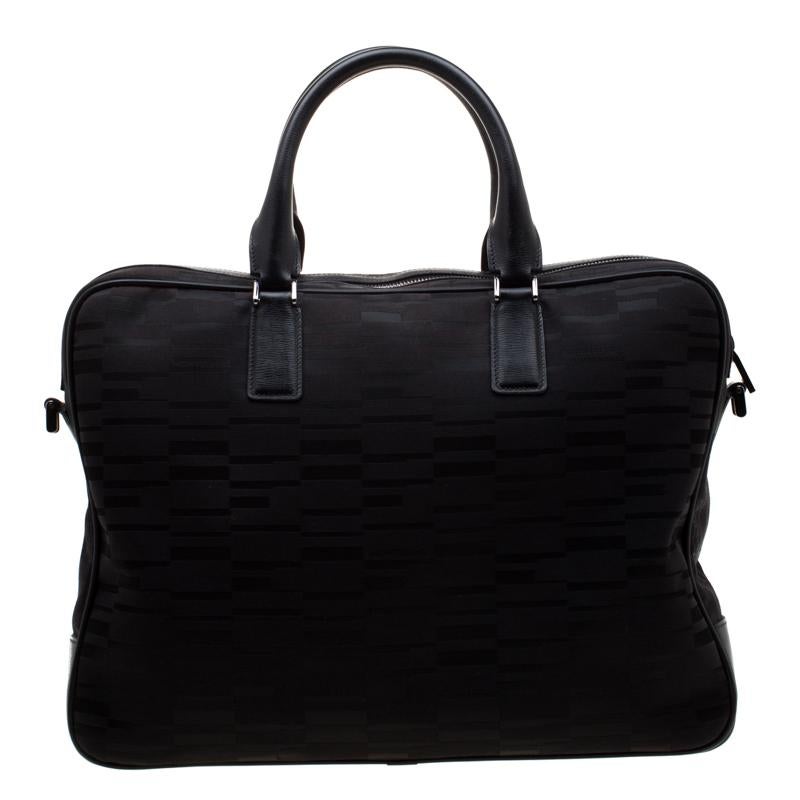 For all those dapper men out there, here's a chance to grab a perfect bag for you! Montblanc brings to you this Meisterstuck briefcase crafted with black nylon into a structured silhouette. The top is secured with a zipper and the insides are lined