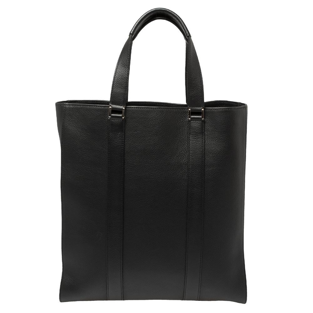 Featuring two handles at the top and a sleek black exterior with the star logo, this Montblanc Meisterstuck Slim tote exudes just the right amount. The soft grain leather bag features a capacious fabric compartment to house all your essentials. This
