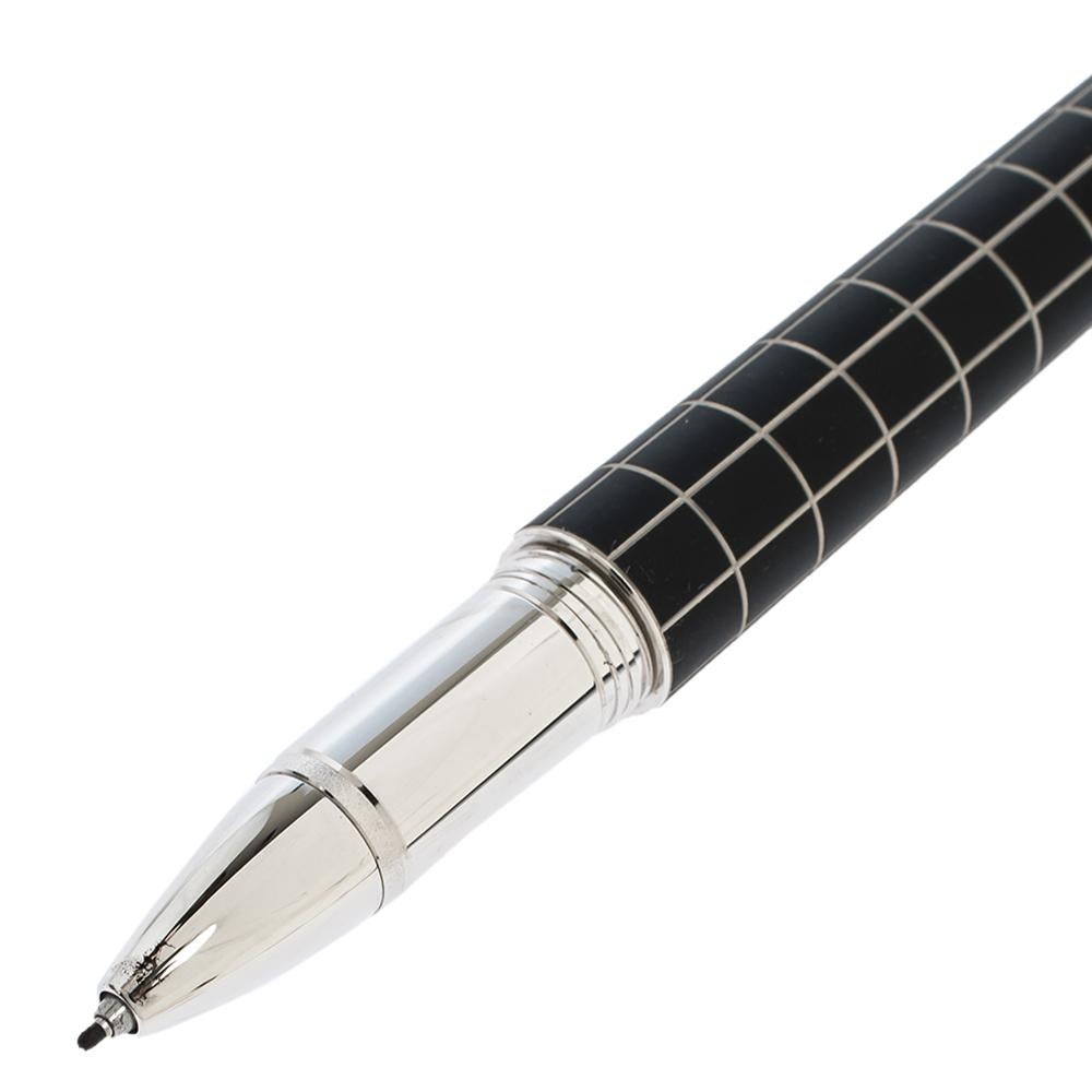 Montblanc brings you this lovely StarWalker Fineliner pen that has been made from rubber and fitted with silver-tone metal accents. The pen comes detailed with a checked pattern all over along with a pocket clip and the star logo on the top of the