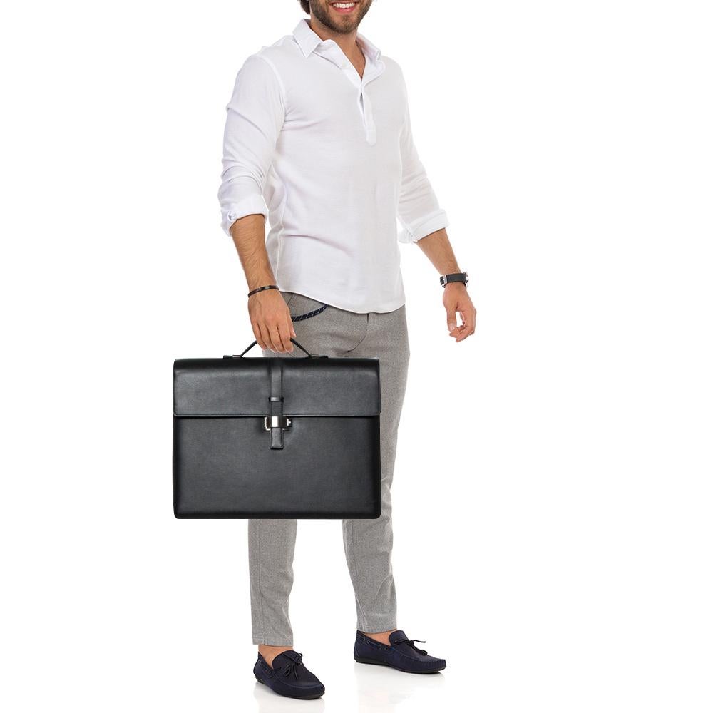 Im Laufe der Jahre ist Montblanc zu einer Marke aufgestiegen:: der alle Luxusliebhaber vertrauen können:: denn ihre Designs werden mit großer Aufmerksamkeit für Qualität und Handwerkskunst hergestellt. Diese Aktentasche ist ein gutes Beispiel dafür.