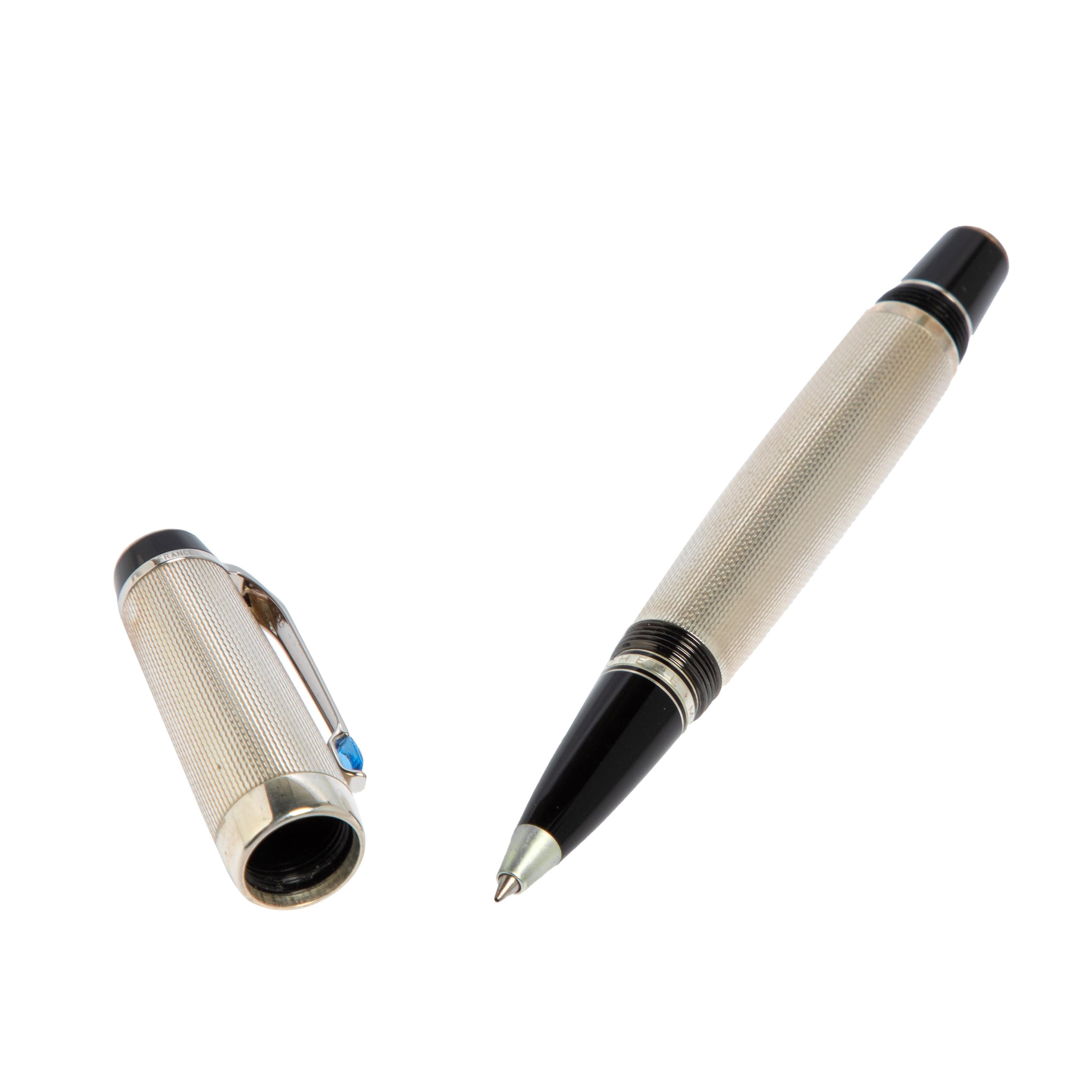 Montblanc brings you this fine rollerball pen that has been made from textured silver and fitted with black resin. It has a crystal-detailed pocket clip and the star logo on the cap. Filled with black ink, the pen is a creation that employs quality