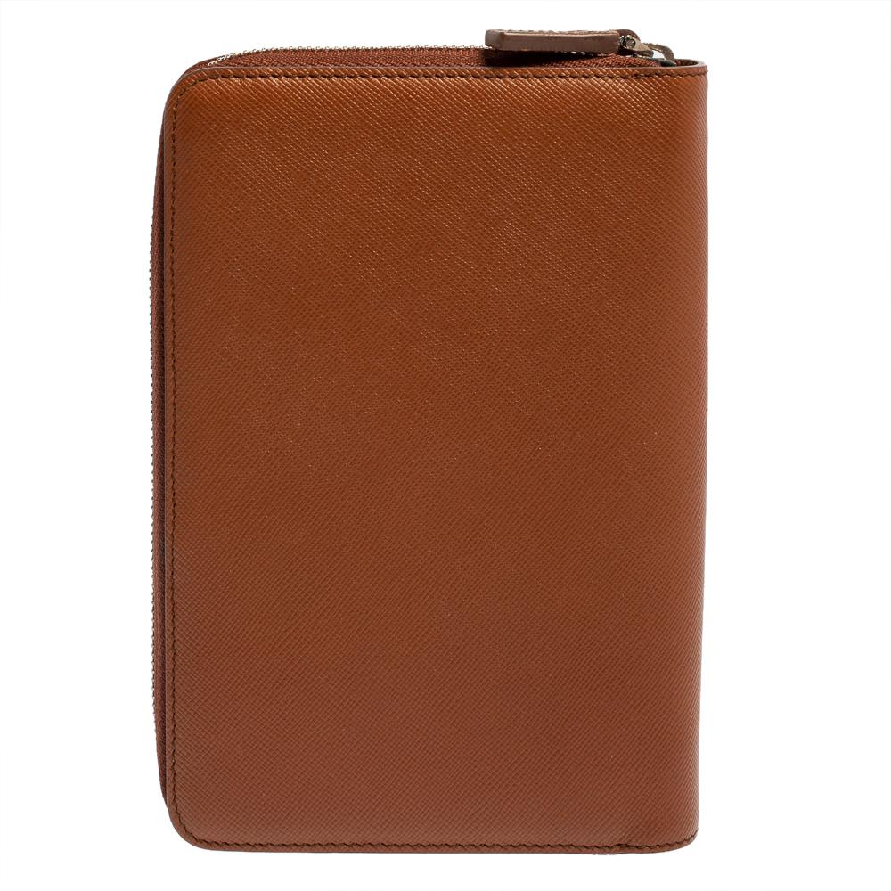 Alliant le luxe à l'utilité, l'agenda de Montblanc est fabriqué en cuir de couleur marron. Il est conçu dans un style zippé avec un intérieur contenant des fentes pour les cartes, un stylo et un espace pour un bloc-notes.

Comprend : Boîte