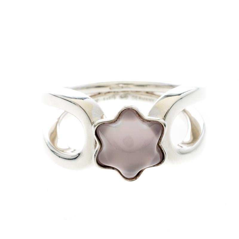 Beautiful artistry and fine execution have been combined to create this beautiful Cabochon De Montblanc ring. Meticulously sculpted using silver, it is styled as a looped band and their star logo at the center is embedded with Rose Quartz, a