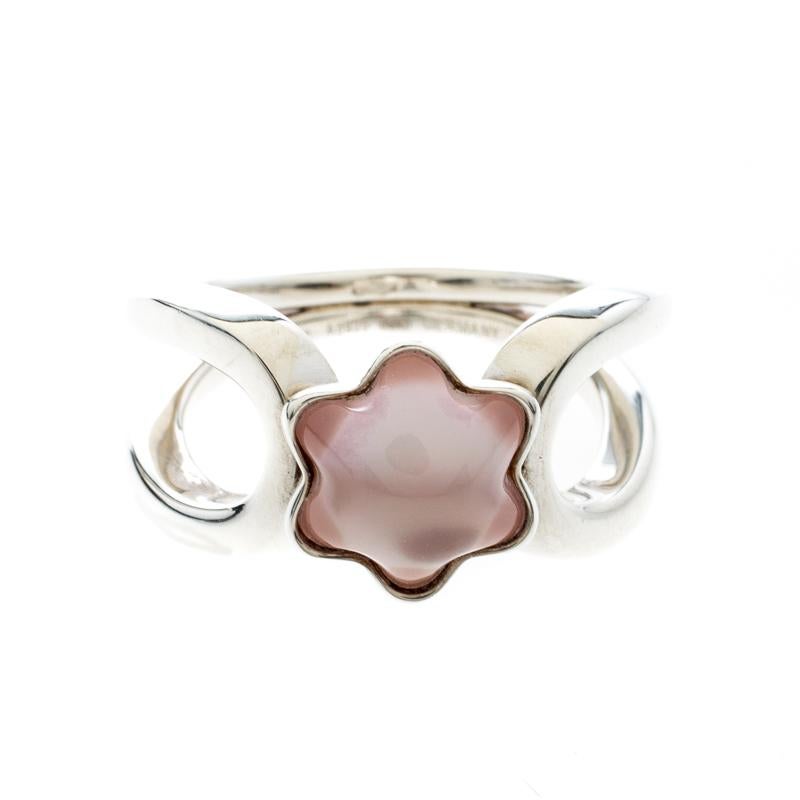 Dieser wunderschöne Cabochon De Montblanc Ring ist eine Kombination aus Kunstfertigkeit und feiner Ausführung. Das sorgfältig aus Silber gefertigte Band ist als Looping gestaltet, und das Sternlogo in der Mitte ist mit Rosenquarz besetzt, einem