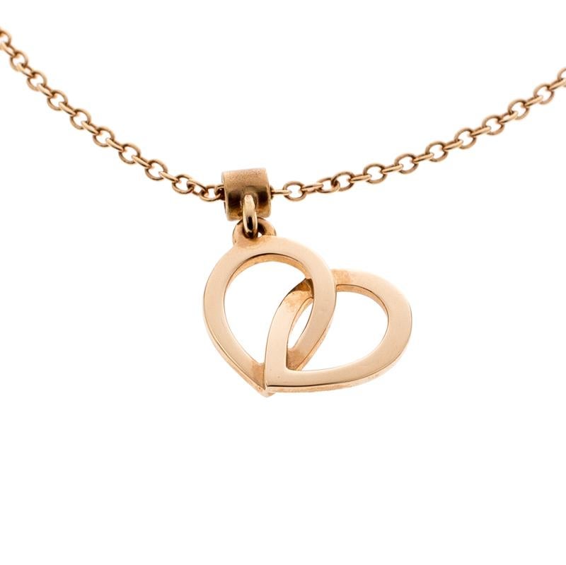 Essay the spirit of love with your choice your accessories by picking this bracelet from Montblanc. Finely sculpted using 18k rose gold, the chain holds a heart charm which has been designed by interlocking two teardrop motifs. A lobster clasp acts