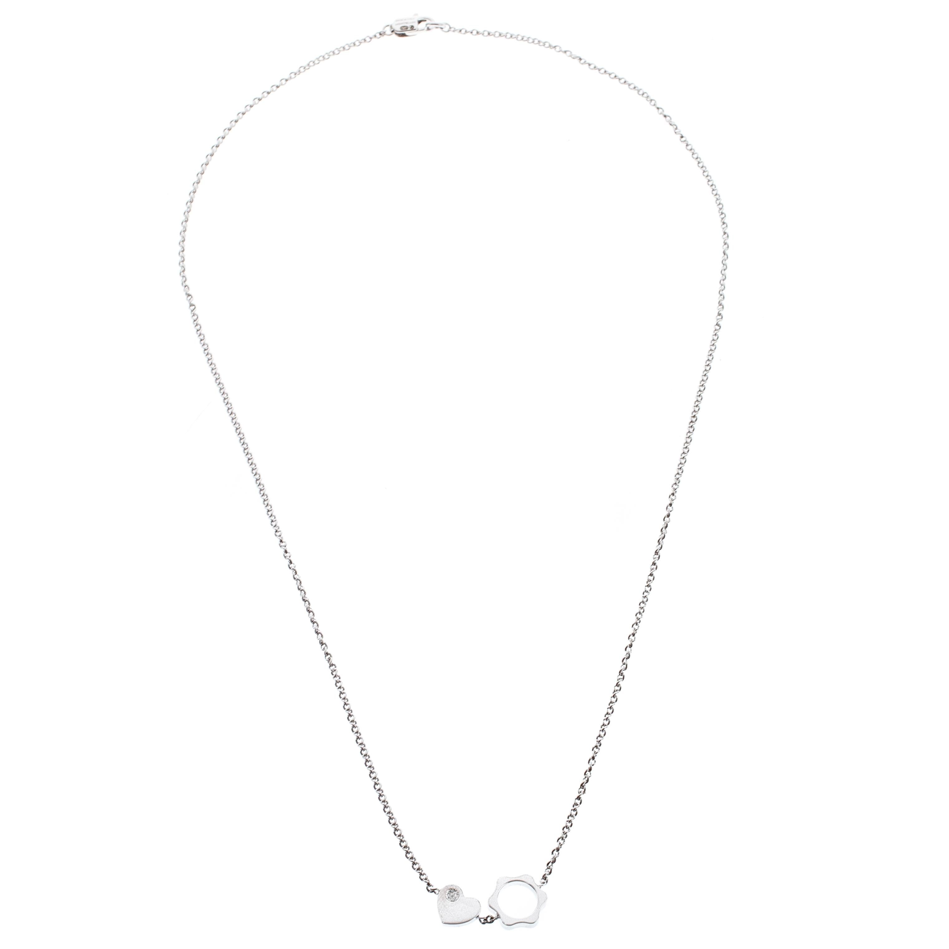 This lovely Montblanc necklace is one accessory you will definitely love owning. Crafted from 18k white gold metal, this piece flaunts a diamond embellished heart and the brand's star logo attached side by side to gracefully highlight your