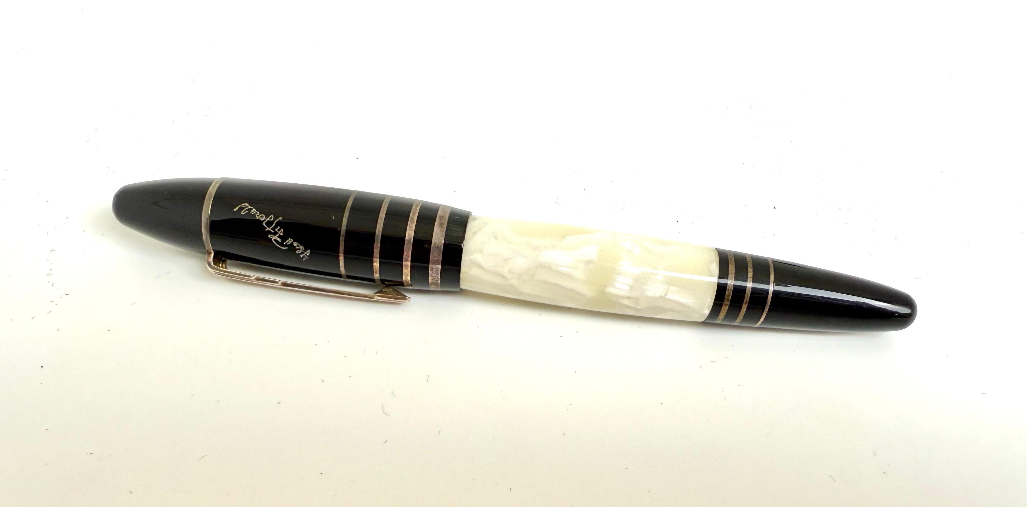 Penna stilografica Montblanc Scott F. Fitzgerald in edizione limitata con scatola e COA - numero di serie 28711:

Lanciata nel 2002 come parte della rinomata serie Writers Edition di Montblanc, questa squisita stilografica a stantuffo rende omaggio