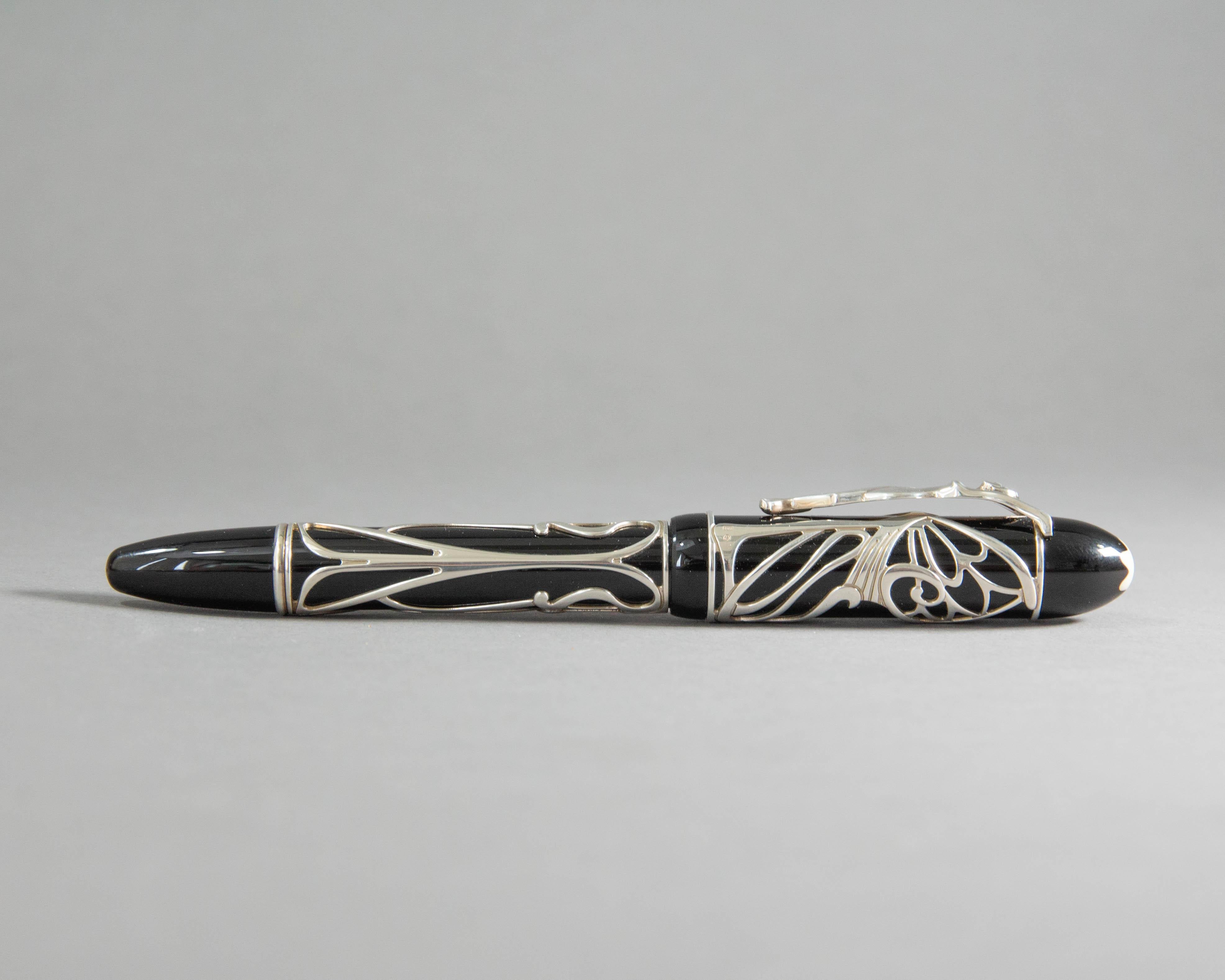 A stunning limited edition fountain pen made by Montblanc.

The pen is part of a limited edition series called: 'Patron of arts, Andrew Carnegie'. The pen is made to commemorate the the great industrialist Andrew Carnegie.

The pen is made of