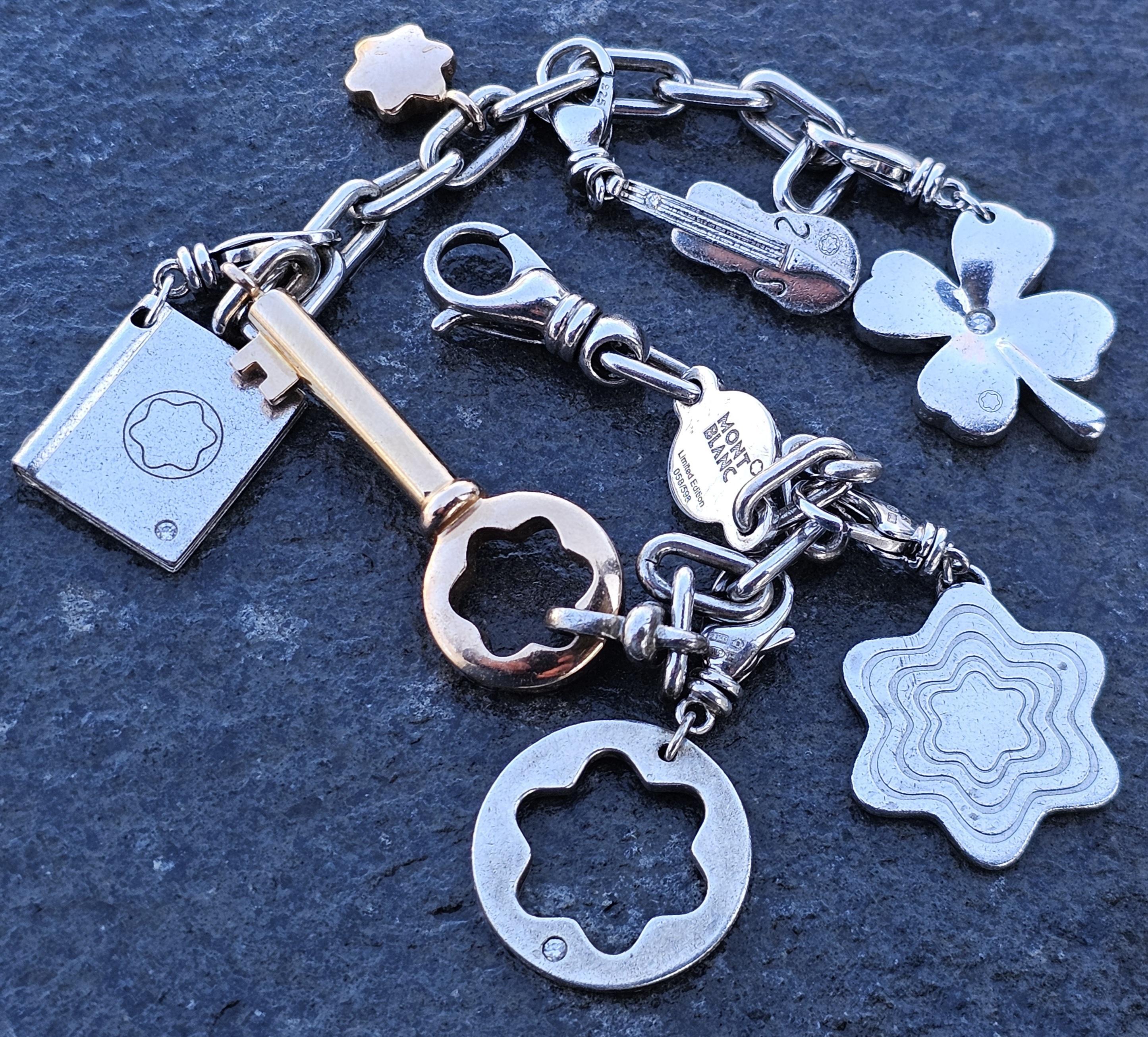 Questo braccialetto con charm Montblanc è un pezzo di alta gioielleria che incarna eleganza e fascino. Realizzato con una combinazione di oro rosa 18 carati e argento sterling, questo braccialetto a catena presenta una serie di intricati charme, tra