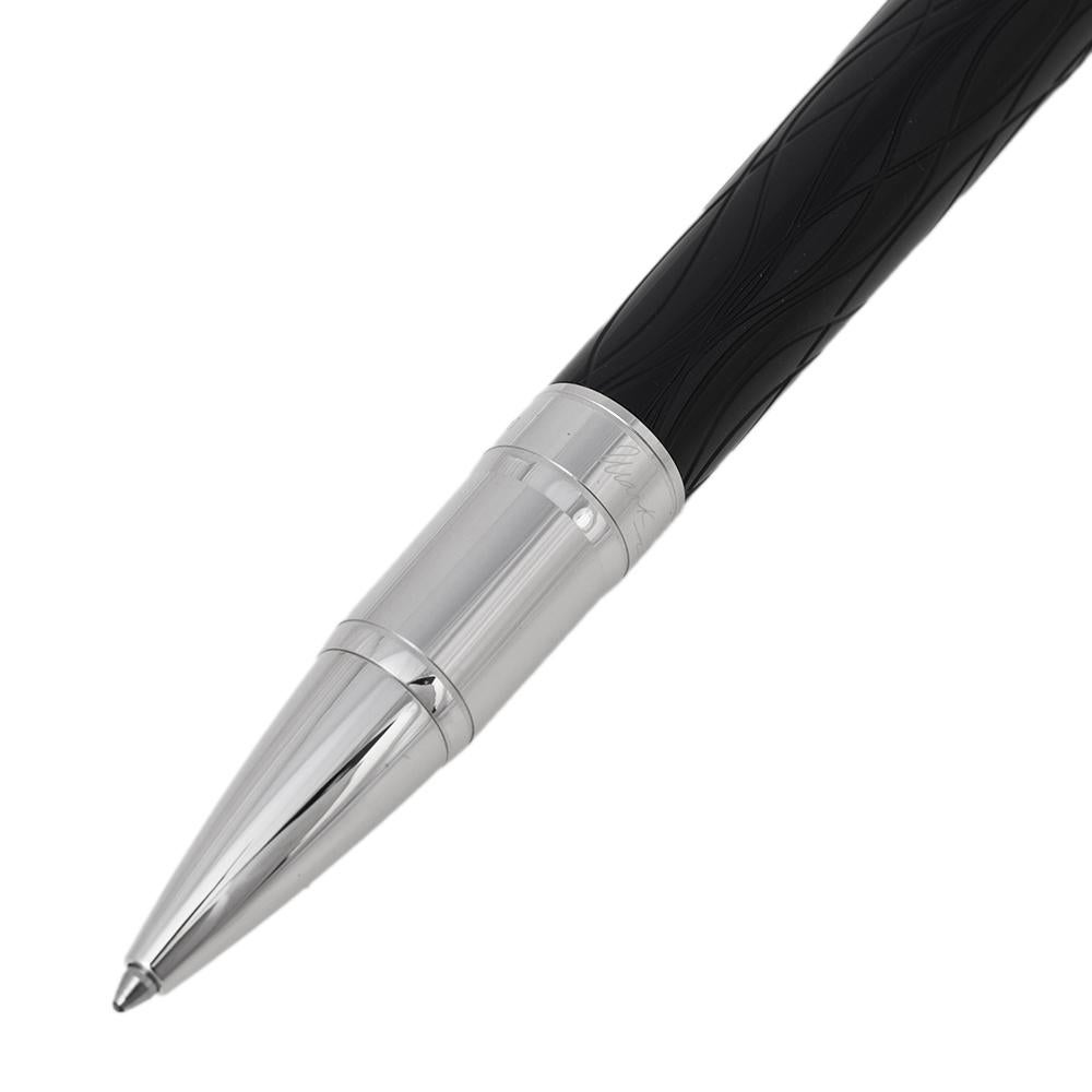 Named after the famous American writer, Mark Twain, Montblanc paid tribute to the writer by launching a special edition series of pens. This ballpoint pen shines with brilliance. It features delicate wavy lines on the resin body representing the