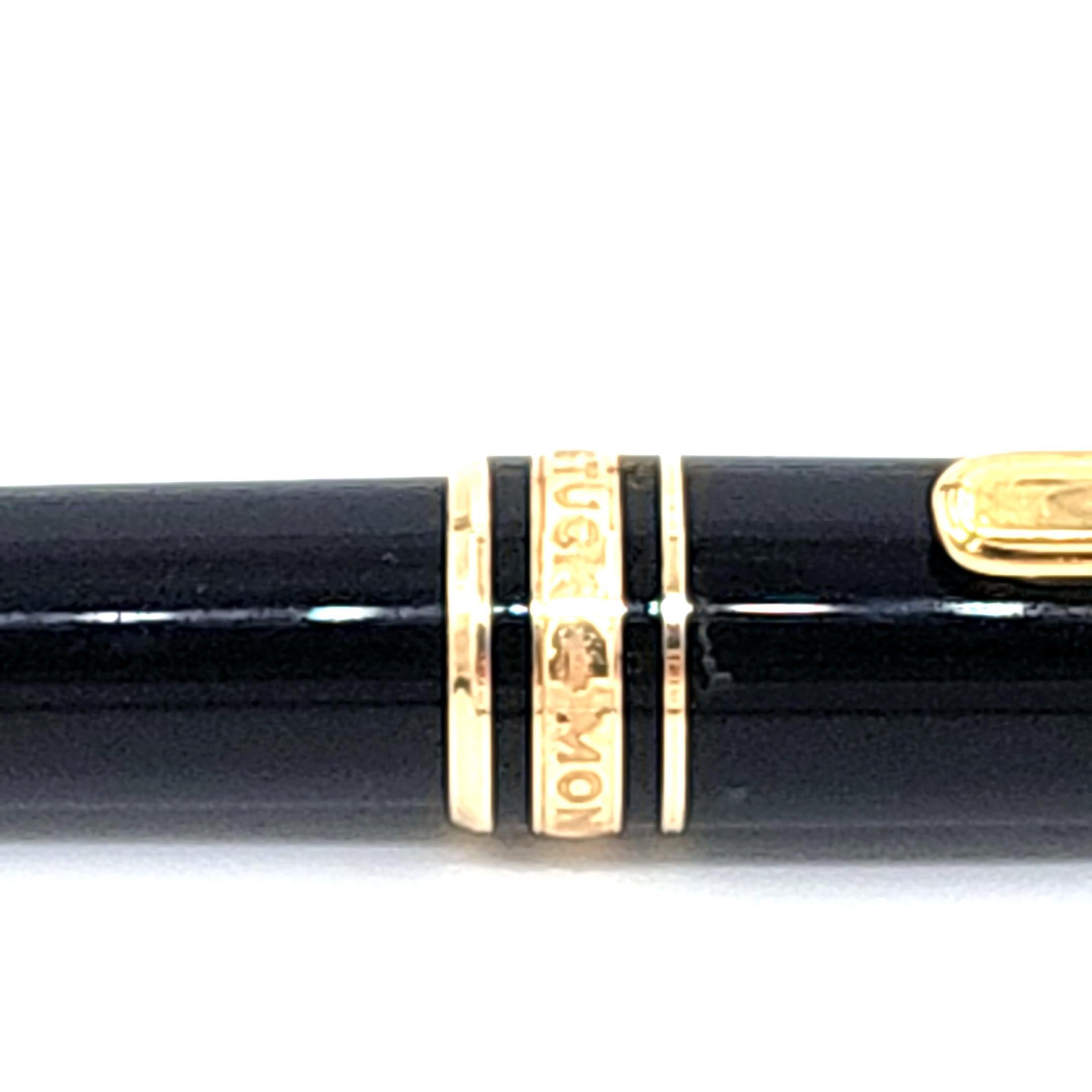 Dieser Druckbleistift besticht durch sein raffiniertes Design mit vergoldeten Akzenten. Das glatte, schwarze Gehäuse des Kugelschreibers wird durch einen vergoldeten Clip und eine Zierleiste ergänzt. Der in Deutschland gefertigte Bleistift misst 5,5