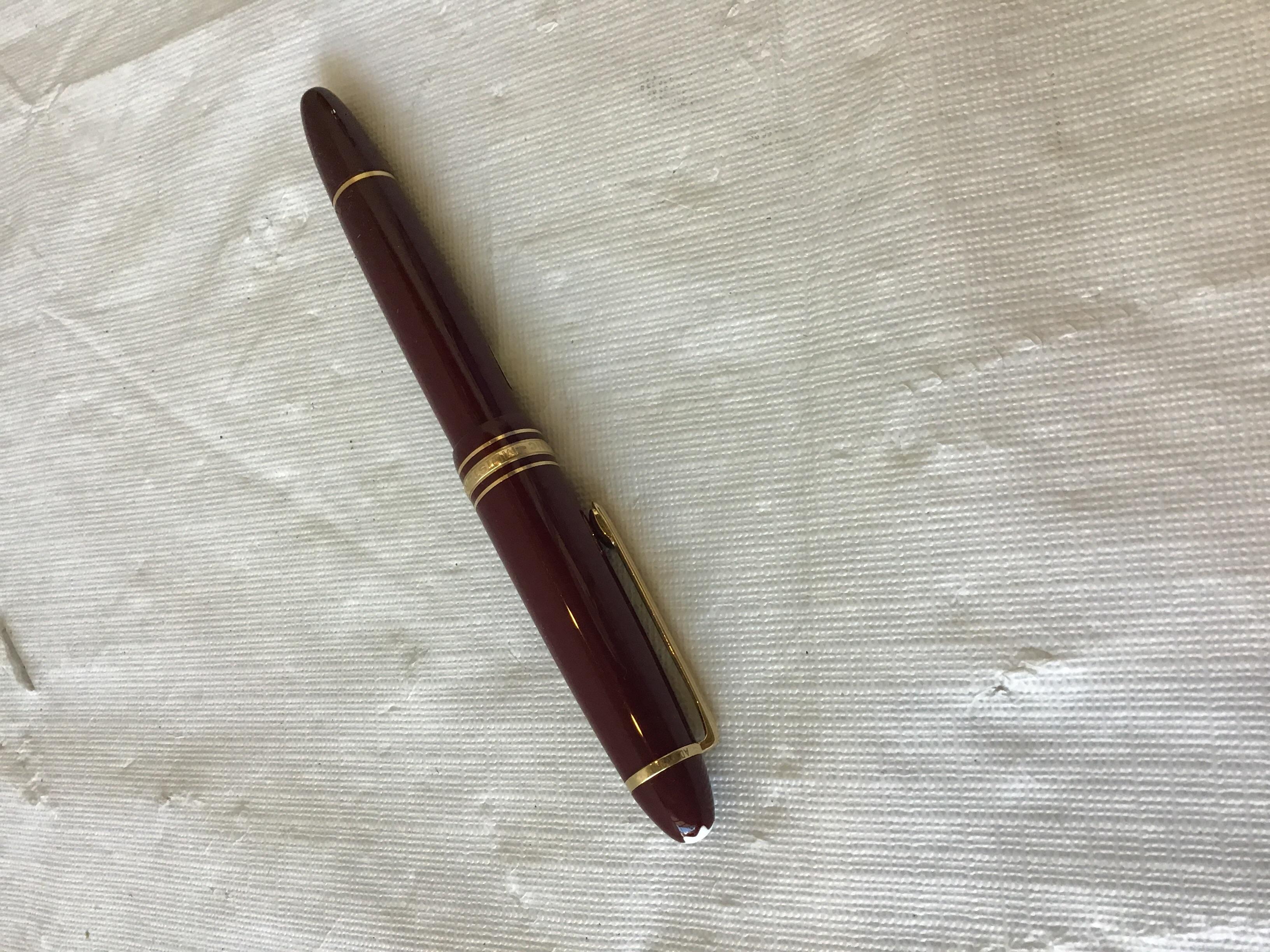 Montblanc Meisterstuck 146 red gold trim fountain pen.