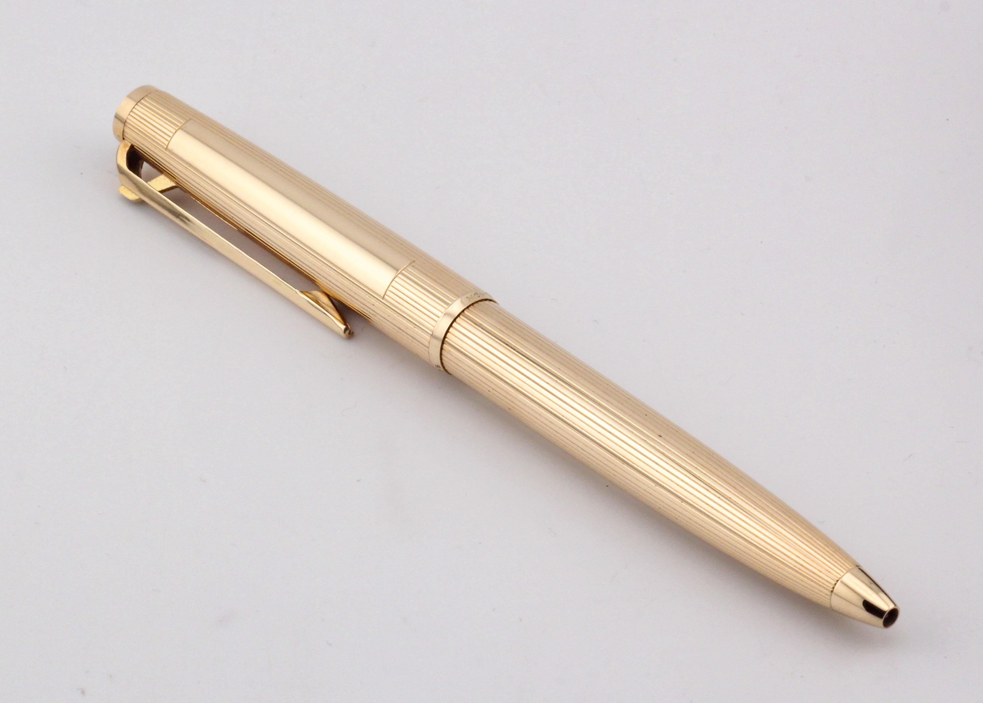 Montblanc Meisterstück Nr. 1876 Stylo à bille en or massif 14K - Vintage - Rare

Cet exceptionnel stylo à bille Montblanc Meisterstück Nr. 1876 est entièrement réalisé en or massif 14k, ce qui en fait l'un des instruments d'écriture les plus luxueux