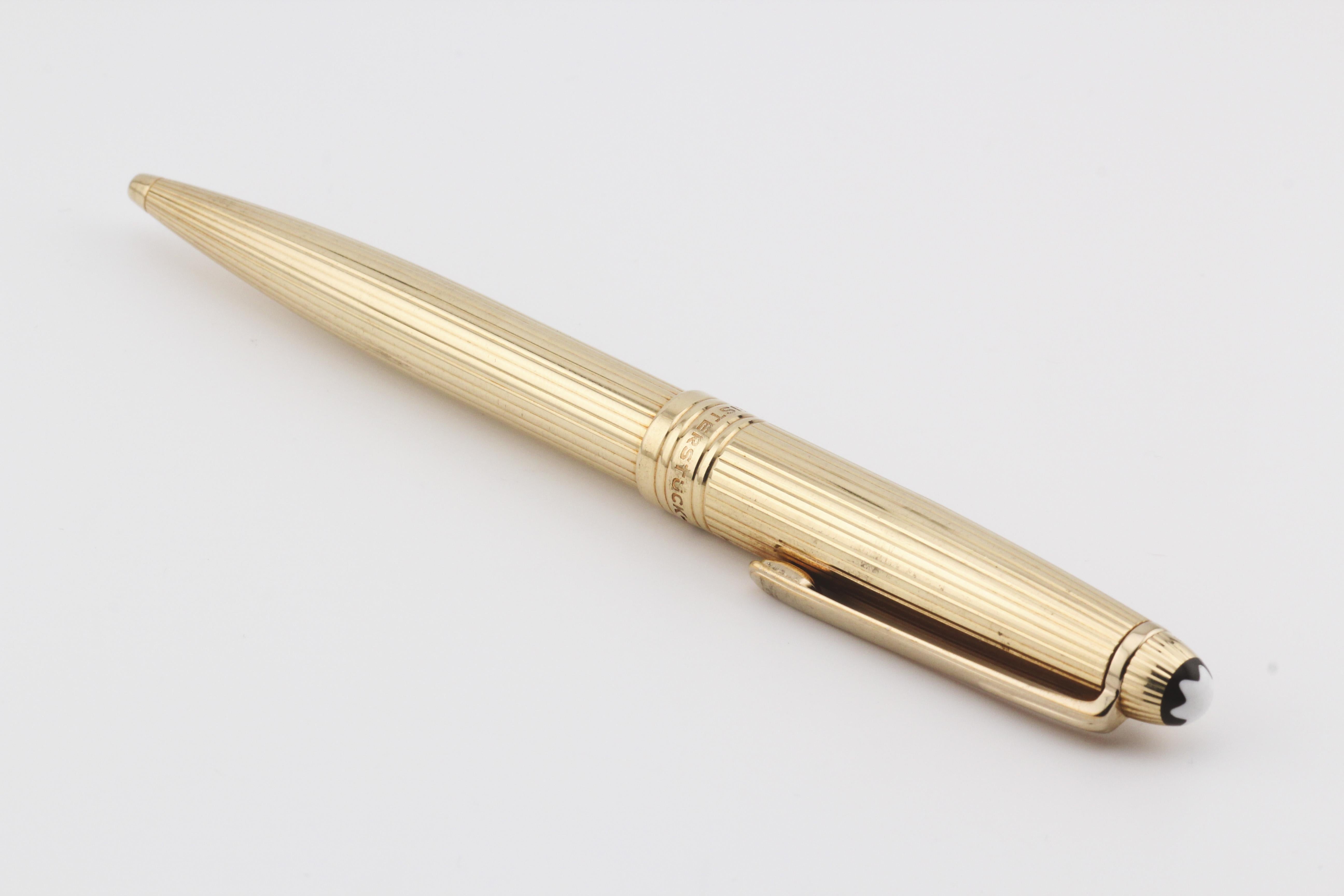 Der Montblanc MEISTERSTÜCK 18K Gelbgold Kugelschreiber verkörpert die Spitze der Luxusschreibgeräte. Dieser Kugelschreiber von Montblanc, einem renommierten Namen, der für feine Handwerkskunst und zeitlose Eleganz steht, strahlt Kultiviertheit und