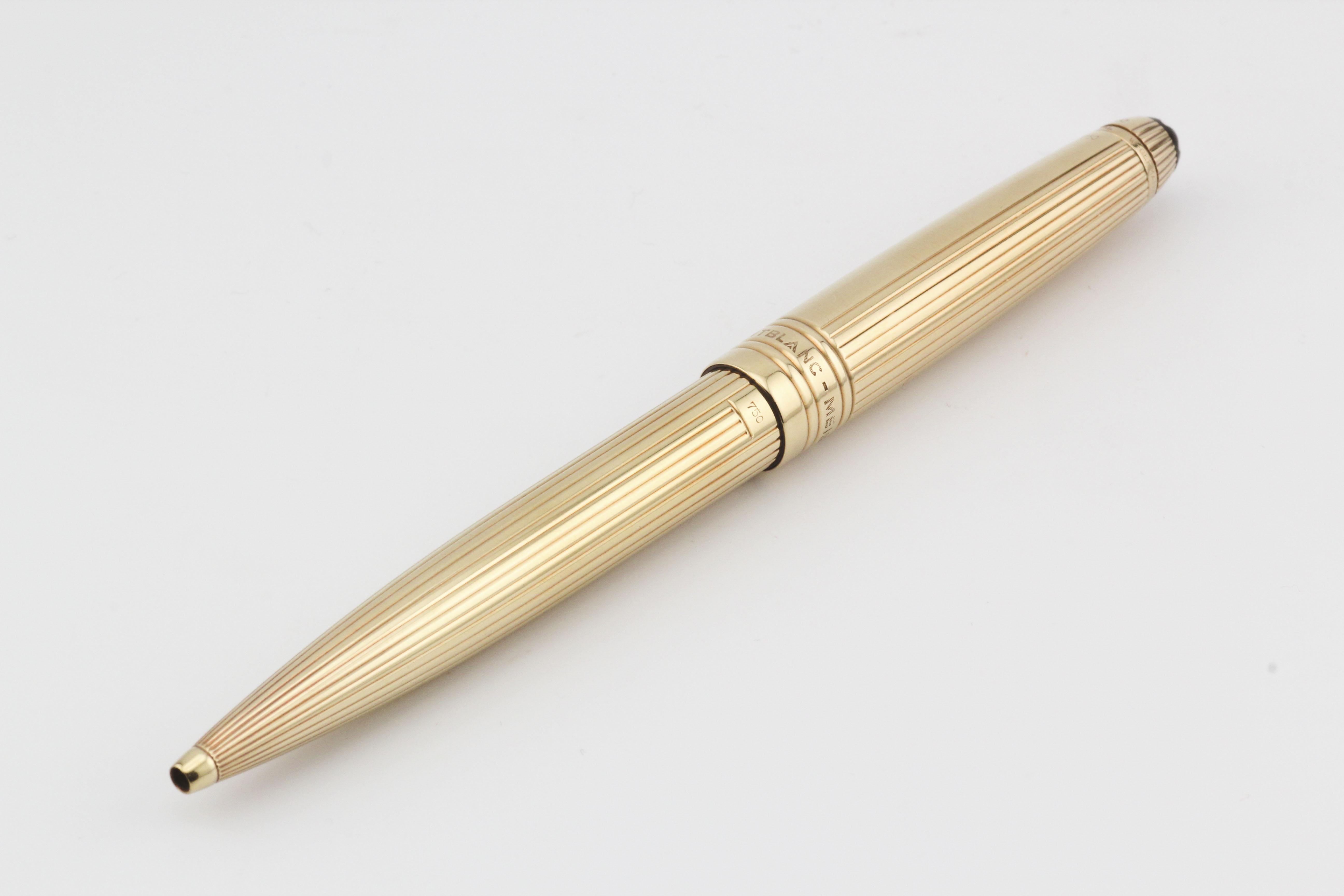 El Bolígrafo Montblanc MEISTERSTÜCK de Oro Amarillo de 18 quilates personifica la cumbre de los artículos de escritura de lujo. Fabricado por Montblanc, un prestigioso nombre sinónimo de artesanía fina y elegancia atemporal, este bolígrafo irradia