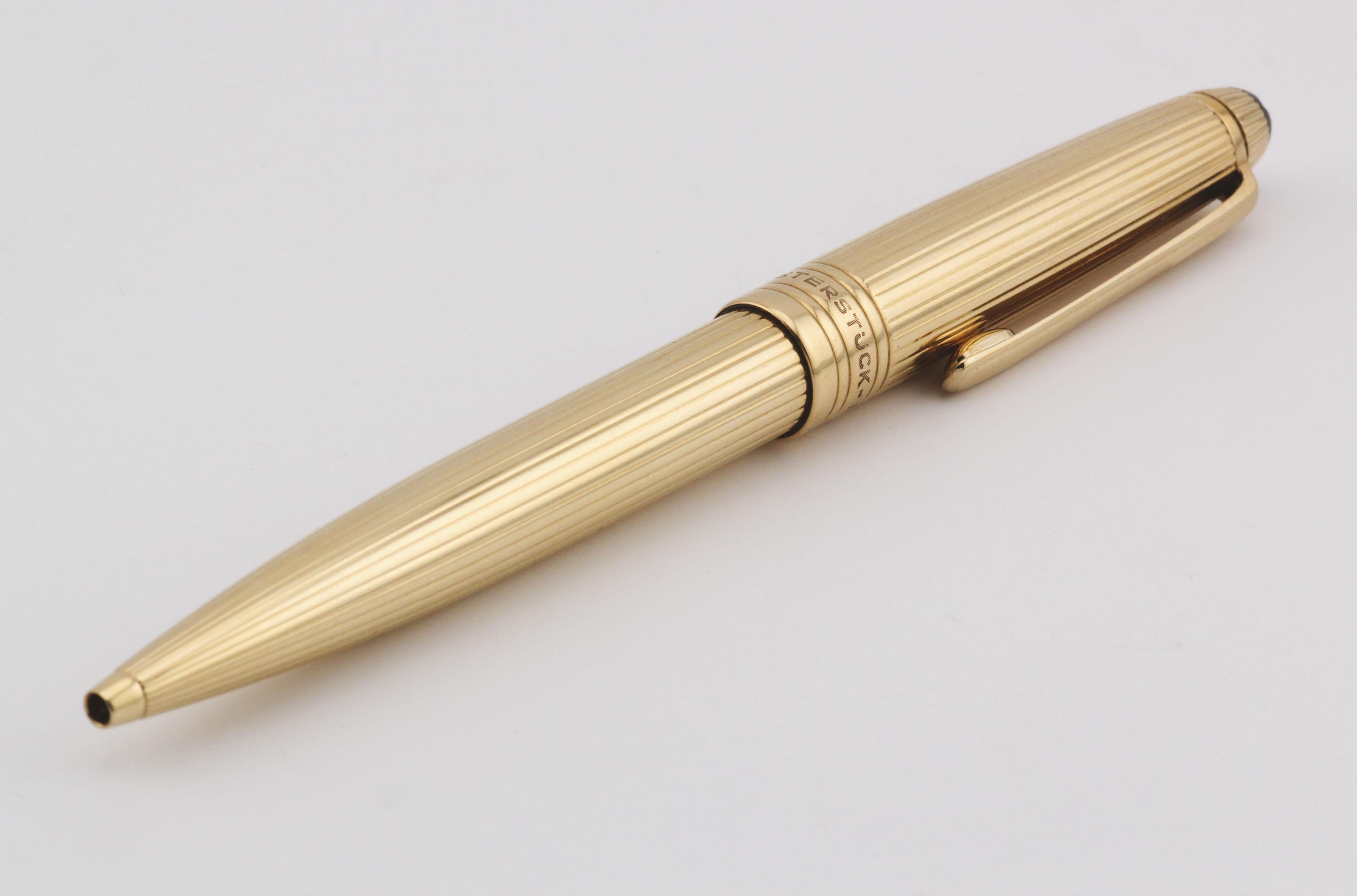 Le stylo à bille Montblanc MEISTERSTÜCK en or jaune 18 carats incarne le summum des instruments d'écriture de luxe. Fabriqué par Montblanc, un nom prestigieux synonyme de savoir-faire et d'élégance intemporelle, ce stylo à bille respire la