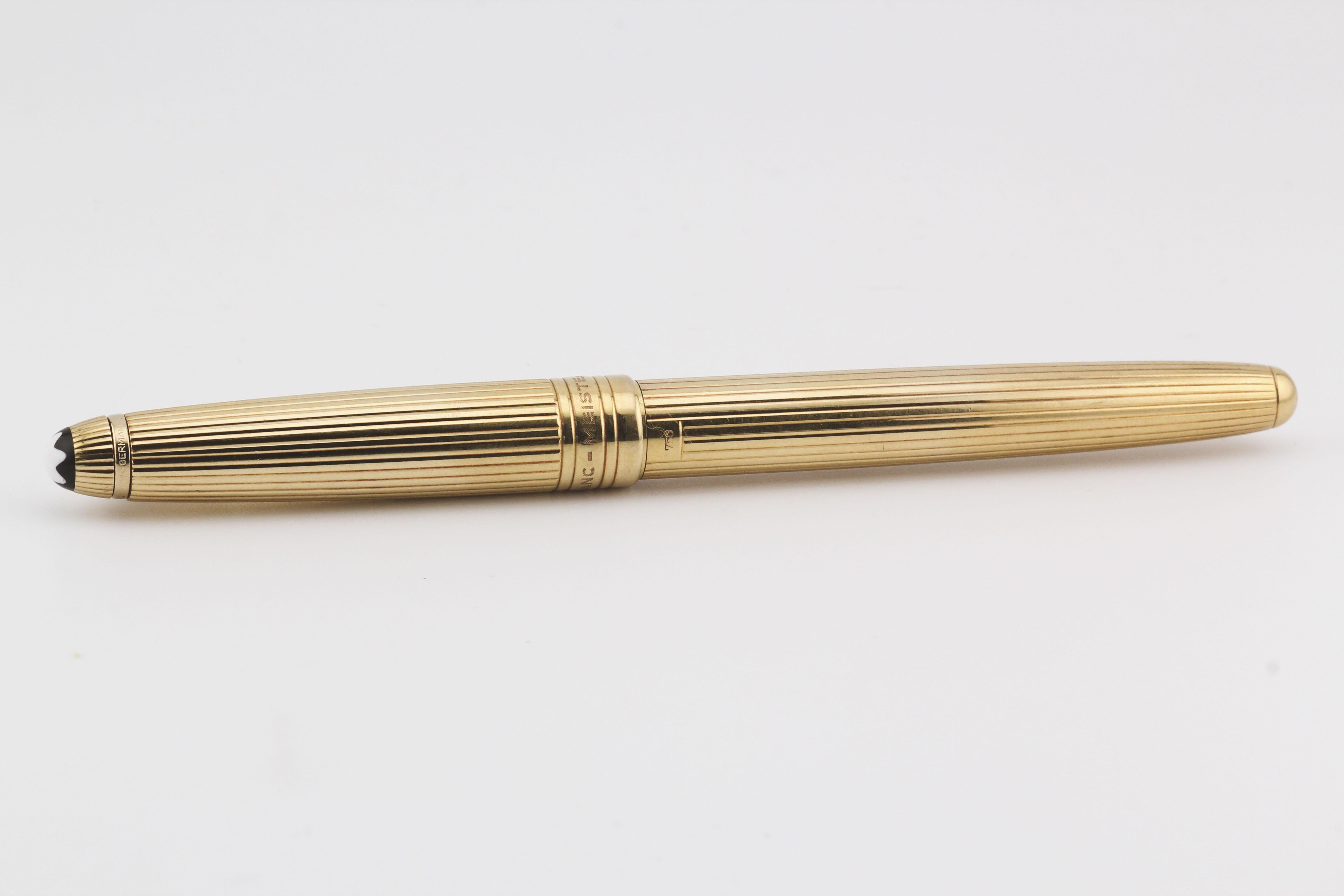 Der Montblanc MEISTERSTÜCK 18K Gelbgold Kugelschreiber verkörpert die Spitze der Luxusschreibgeräte. Dieser Kugelschreiber von Montblanc, einem renommierten Namen, der für feine Handwerkskunst und zeitlose Eleganz steht, strahlt Kultiviertheit und