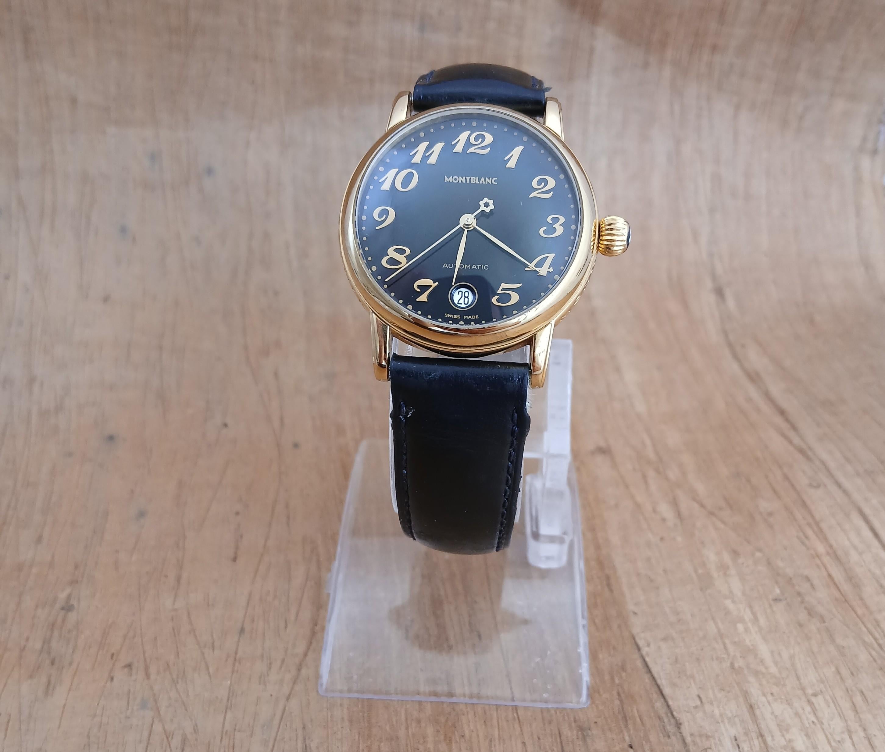 Marke: Montblanc

Modell: Meisterstuck

Referenznummer: 7004

Land der Herstellung: Schweiz

Uhrwerk: Automatik

MATERIAL des Gehäuses: Vergoldeter Edelstahl

Abmessungen: Gehäusebreite: 36 mm. (ohne Krone)

Band Typ : Montblanc Leder mit markierter