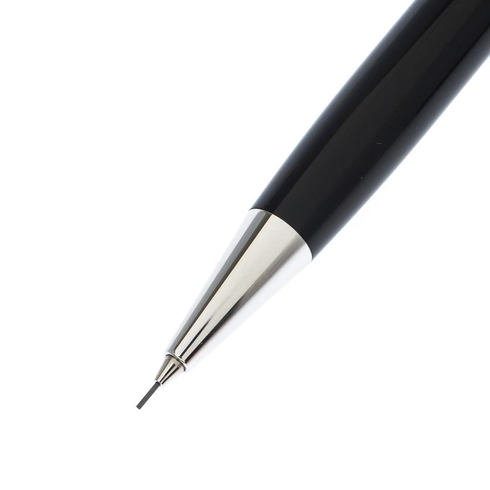 Montblanc brings you this lovely mechanical pencil that has been made from resin and fitted with silver-tone metal. It has a pocket clip, an eraser and the star logo on the top. The pen is a creation that defines quality craftsmanship and