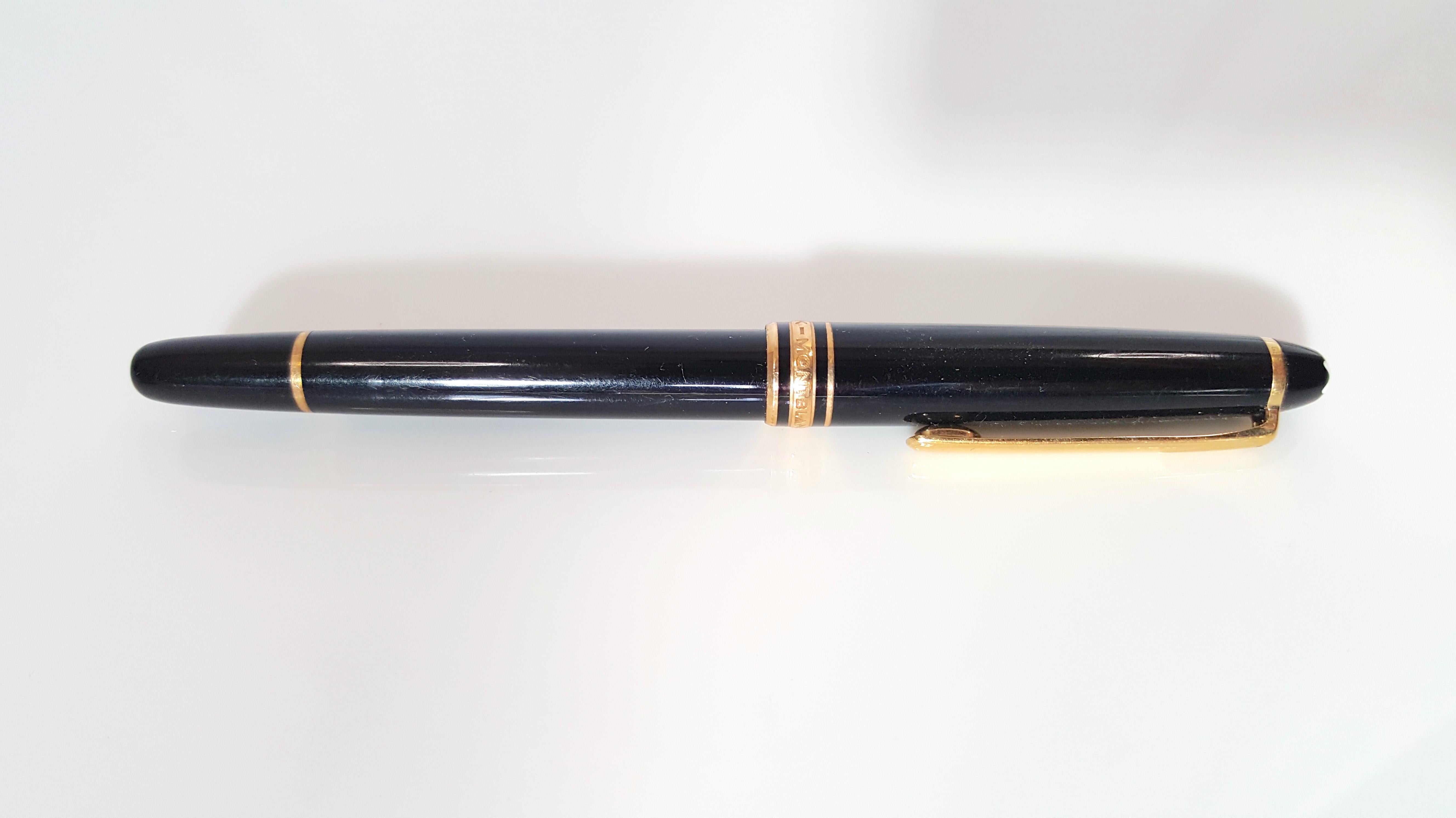 Instrument d'écriture le plus connu de toutes les collections Montblanc, ce Meisterstuck Classique est doté de six anneaux dorés et d'un clip sur le stylo rollerball en résine noire avec un capuchon amovible, un numéro de série unique, un anneau