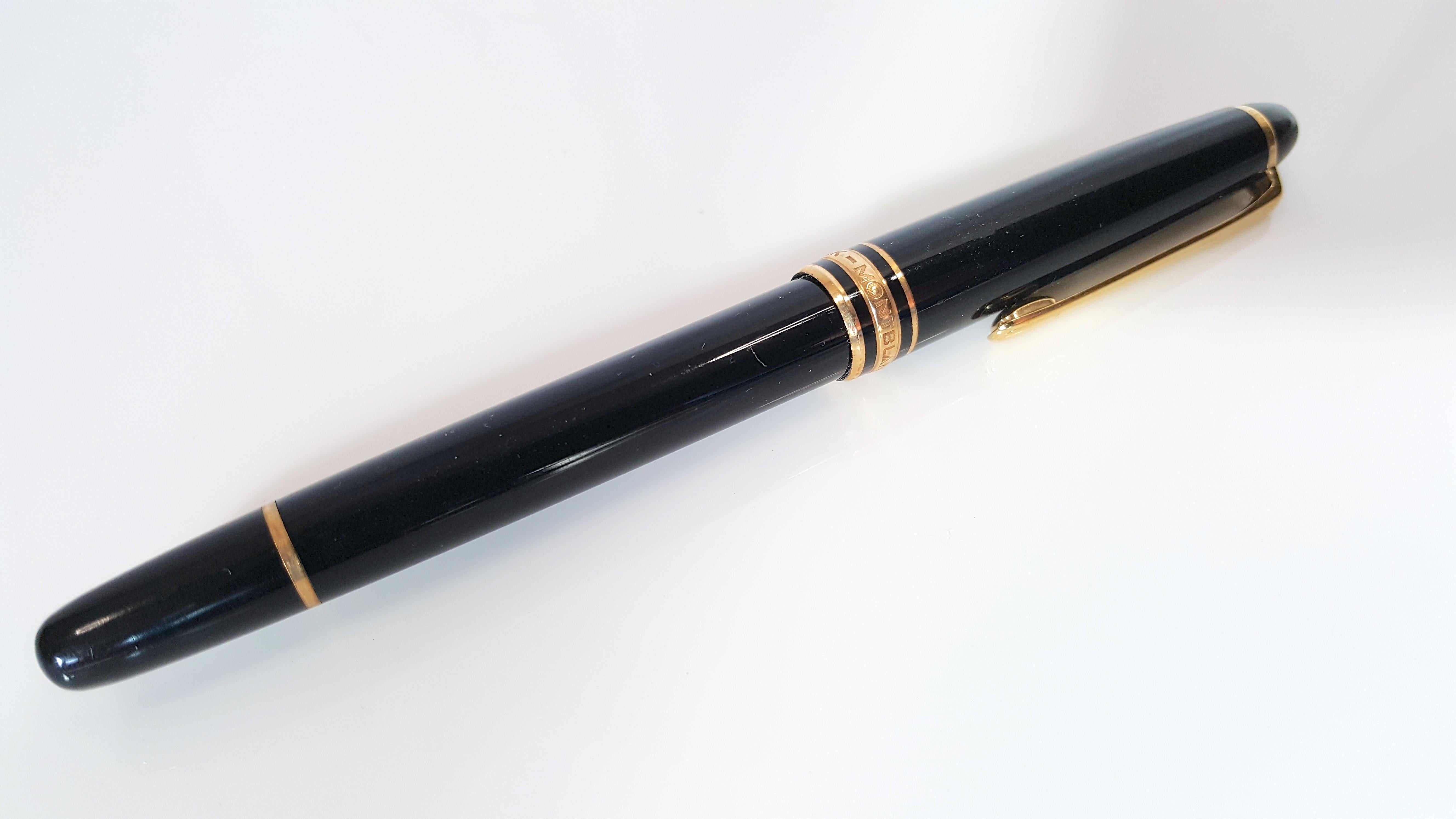 MontblancMeisterstuckClassique Germany Gilt BlackResin Rollerball Pen with Ink   In Good Condition For Sale In Chicago, IL