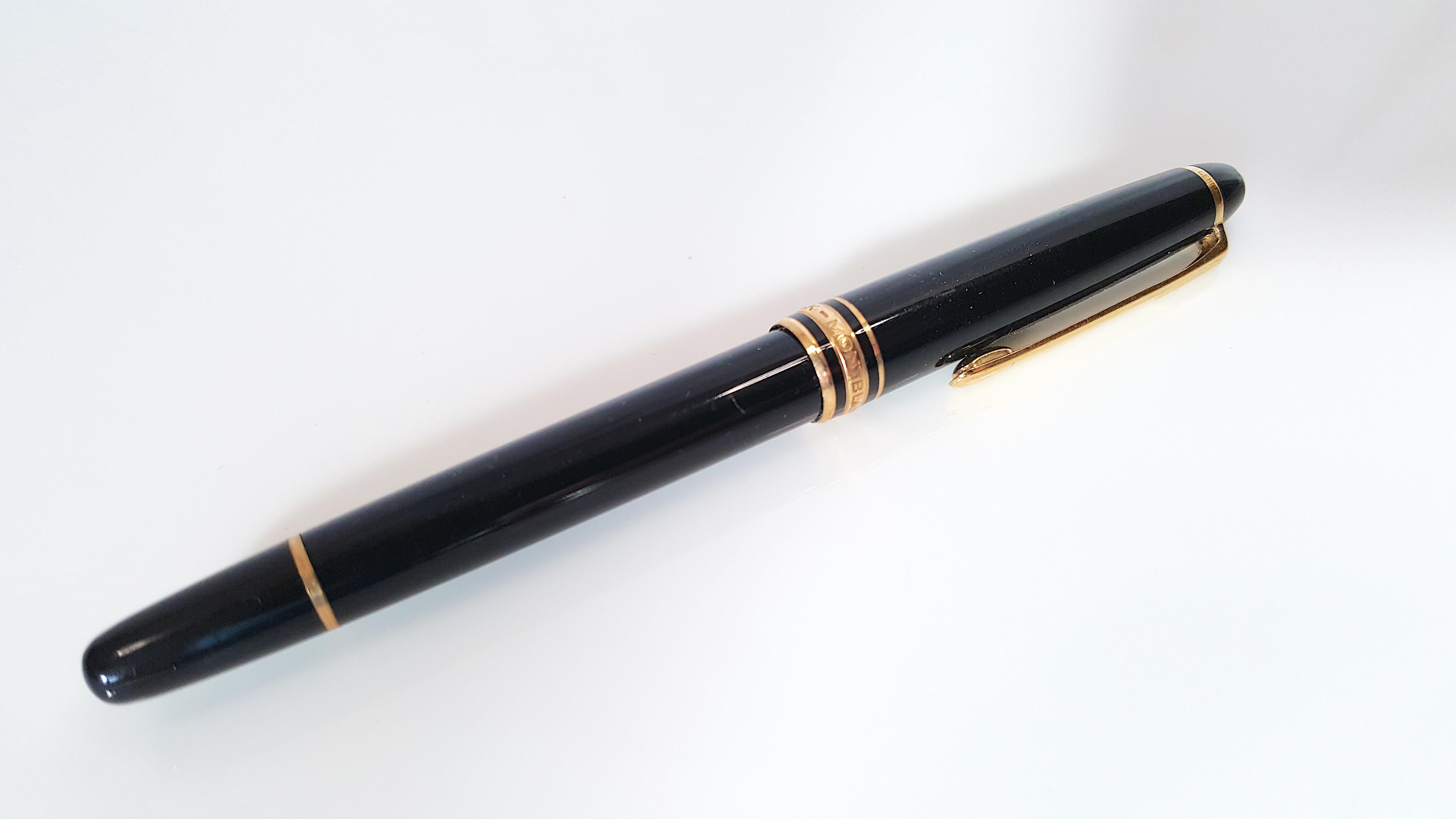 MontblancMeisterstuckClassique Allemagne stylo à bille en résine noire dorée avec encre   Unisexe en vente