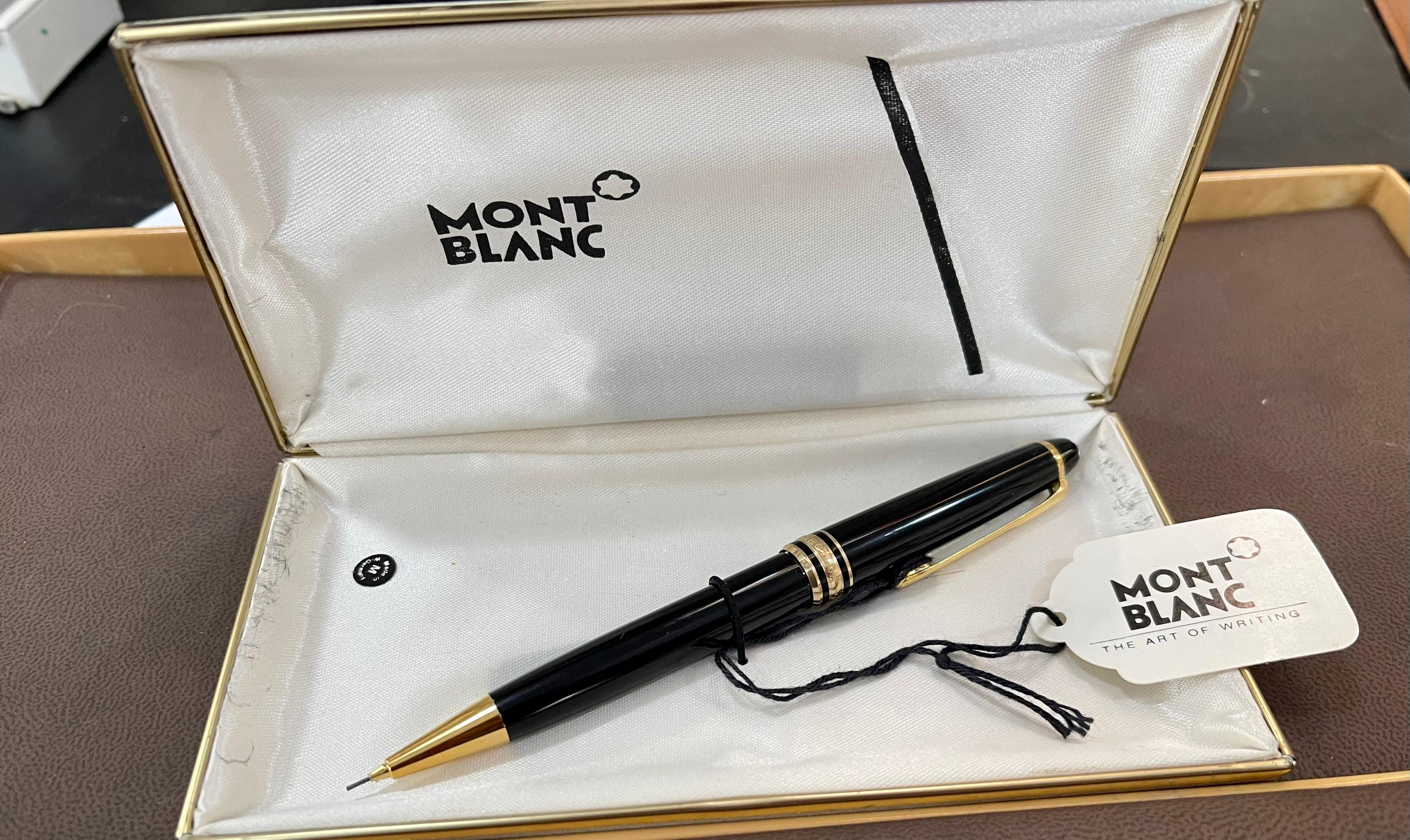 The  Meisterstuck LeGrand in deep black Precious Resin  with gold coated details and surmounted by the white star emblem evolves into Montblanc's
design icon
Features 
Clip : Gold Coated Clip 
Barrel : Black Precious Resin
Cap : Black Precious Resin