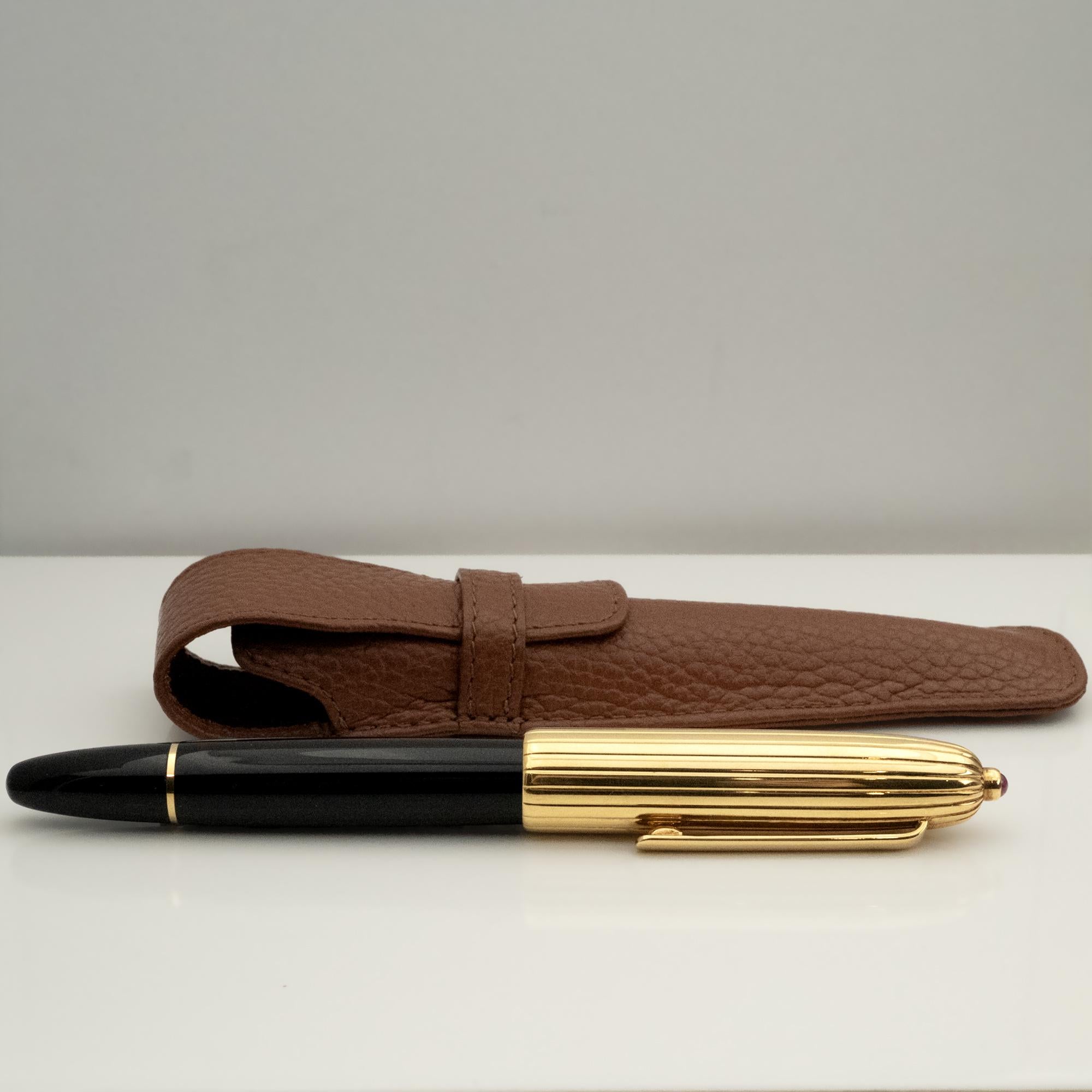 This Montblanc fountain pen, offered by Claris-A, pairs deep glossy black resin with warm 18K yellow gold detailing, creating a look that is both classic and unmistakably refined. The cap is finished with a fluted gold design and crowned by a