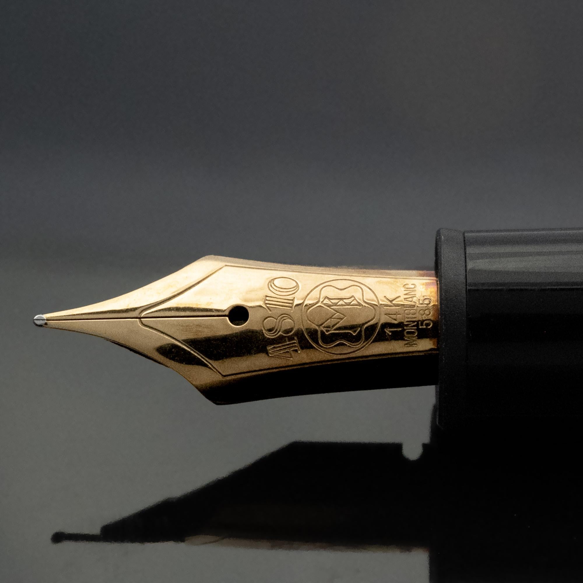 Montblanc Meisterstück 18K Gold Fountain Pen with Ruby im Zustand „Hervorragend“ im Angebot in Monte Carlo, MC
