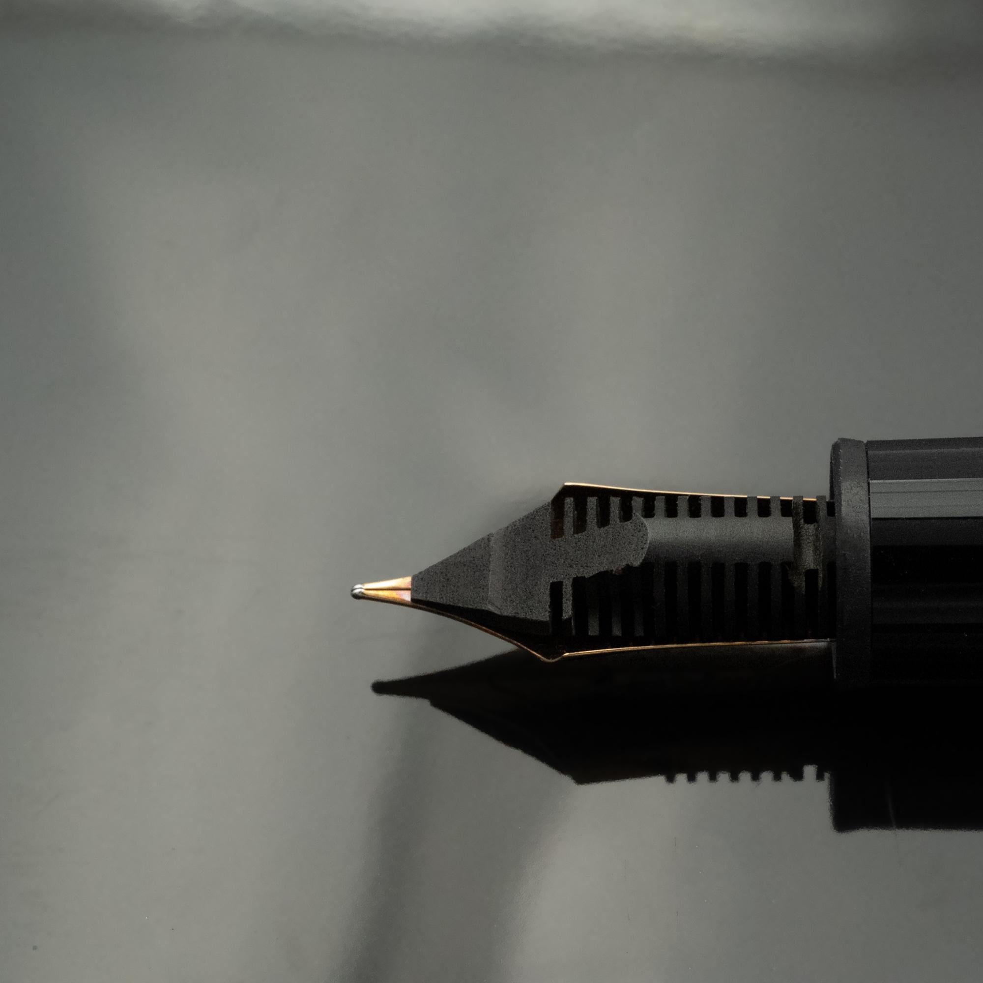 Montblanc Meisterstück 18K Gold Fountain Pen with Ruby für Damen oder Herren im Angebot