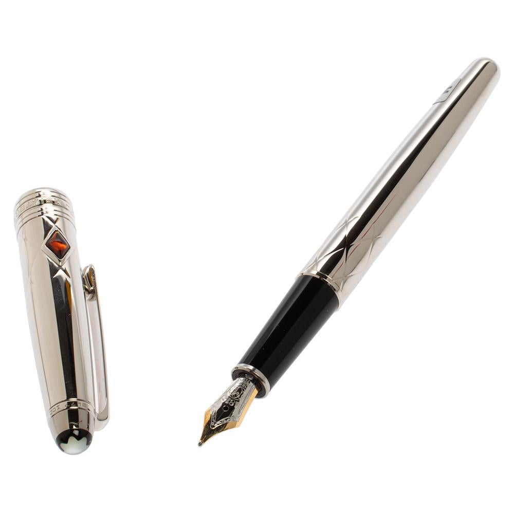 Montblanc präsentiert Ihnen diesen schönen Füllfederhalter aus platiniertem Metall mit einer Feder aus 18 Karat Gold. Sie hat einen Taschenclip:: Edelsteine aus Citrin und Perlmutt:: hübsche Gravuren und das berühmte Stern-Logo. Der Stift garantiert