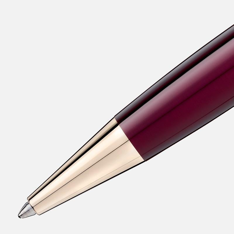 The Meisterstück Le Petit Prince Doué Classique Ballpoint Pen with burgundy lacquer is linked to the planet: synonym of care, love, laughter and a meaningful life. The central ring of the three platinum-coated rings features the Montblanc brand name