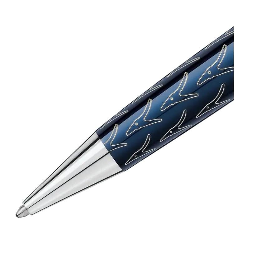 Features
Clip
Clip with yellow lacquered star
Barrel
Deep blue lacquer with engraved fox face pattern
Cap
Deep blue lacquer cap with engraved fox face pattern
Writing System
TYPE
Ballpoint Pen.
118047
