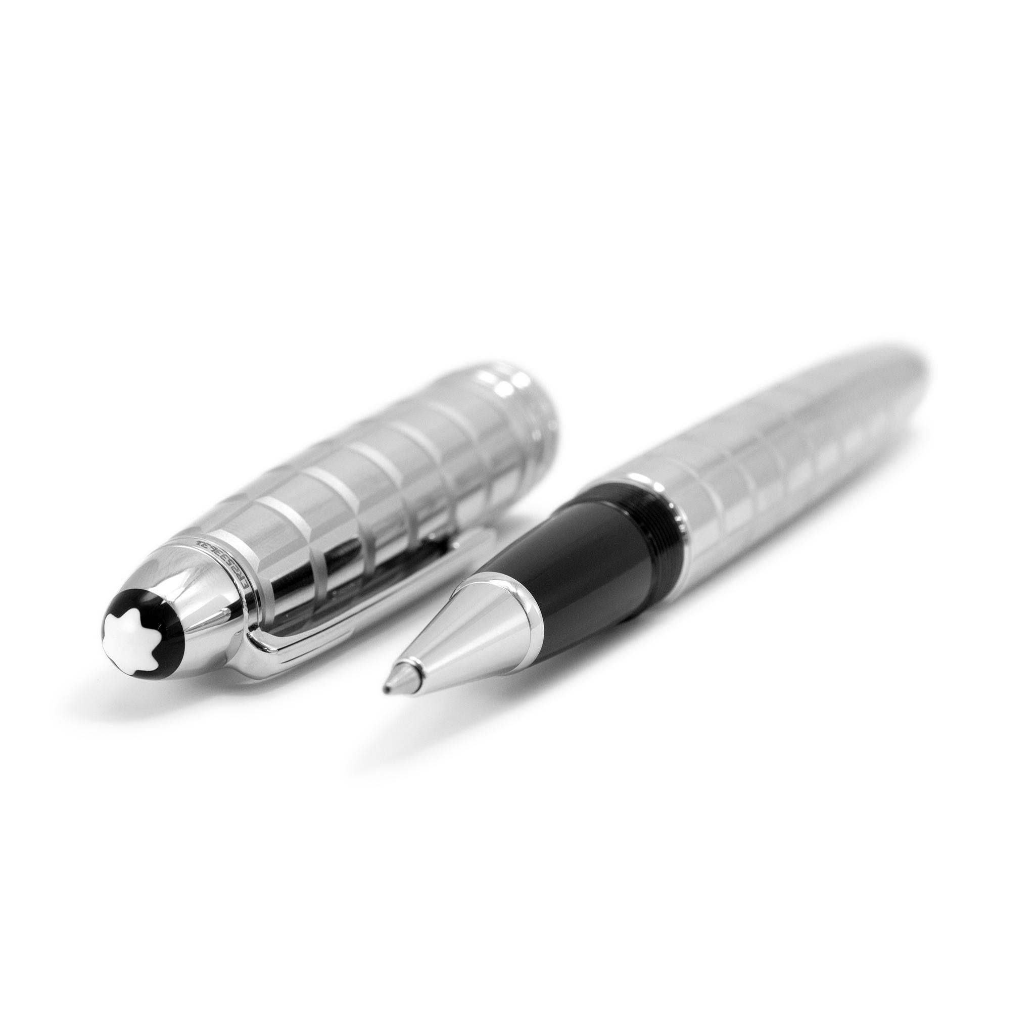 Marke: Montblanc

Metall-Typ: Platin plattiert

Länge: 5,50 Zoll

Durchmesser: 15,75 mm

Gewicht: 76.00 Gramm

Montblanc Meisterstuck LeGrand platinierter Rollerball mit blauer Tinte. Das Metall wurde geprüft und als platiniert eingestuft. Die Marke
