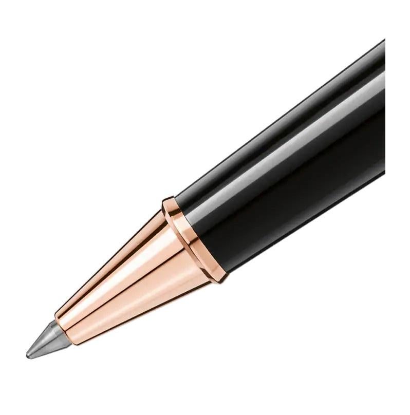 Merkmale Clip
Roségoldbeschichteter Clip mit individueller Seriennummer
Trommel
Schwarzes Edelharz
Kappe
Schwarzes Edelharz mit Montblanc Emblem als Intarsie
Schreibsystem
TYP
Rollerball
112678